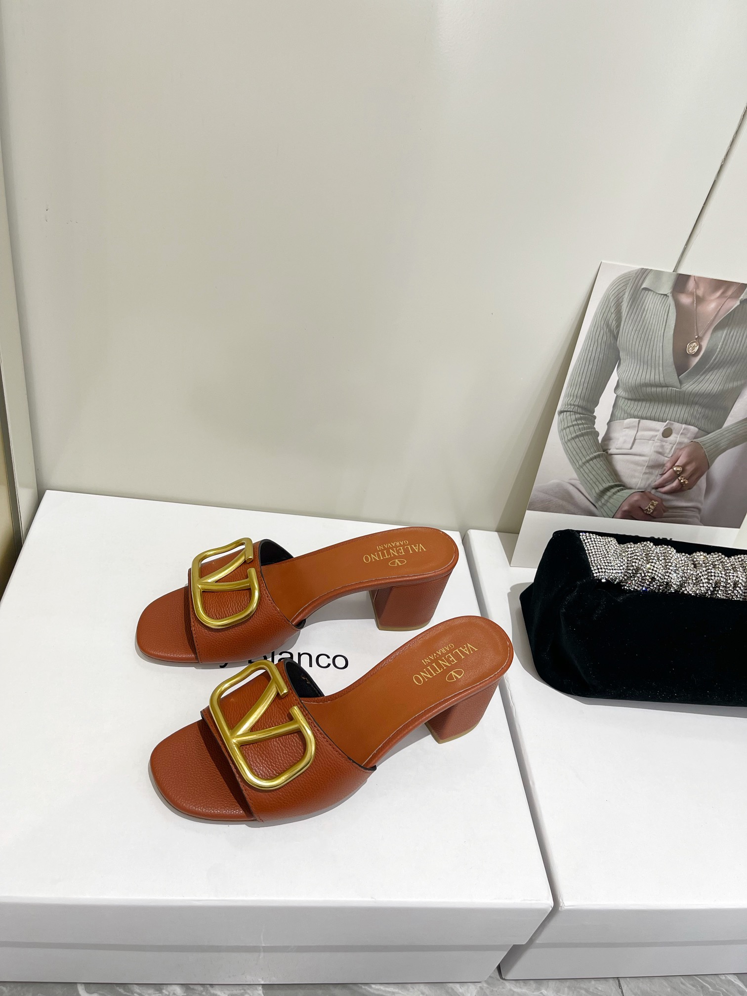 【Valentino】𝟐𝟎𝟐𝟏/𝐒𝐒 𝐧𝐞𝐰  Valentino 2022 / fw spring and summer new women's slippers