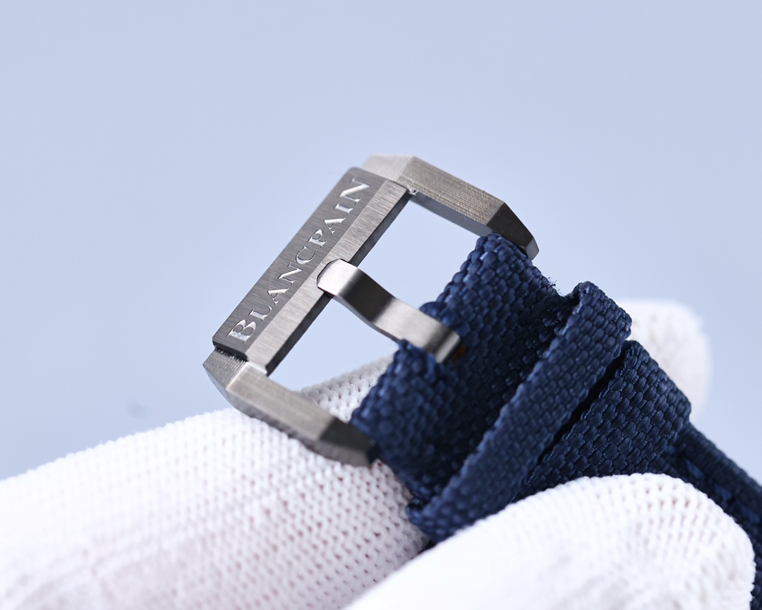 Blancpain - This functional watch comes from the classic Blancpain collection