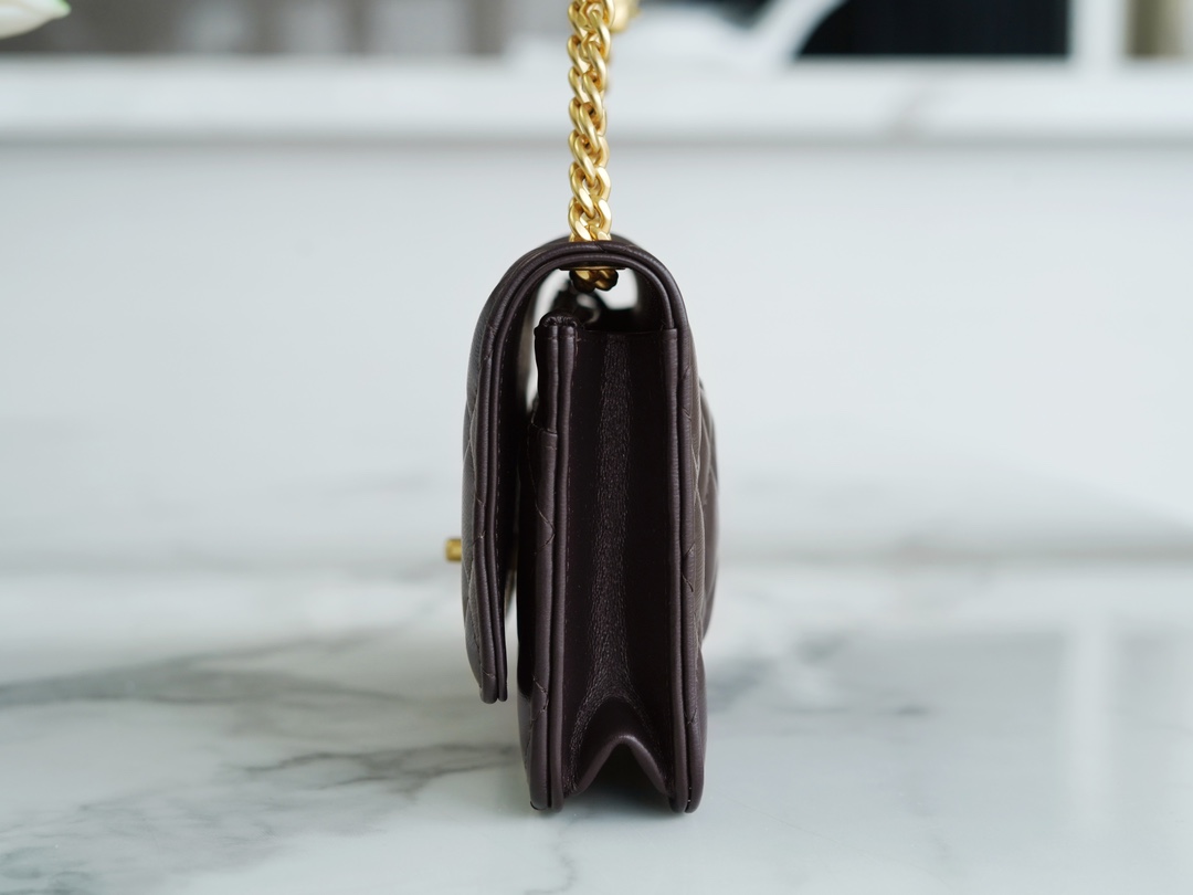 𝗖𝗛𝗔𝗡𝗘𝗟✦𝟮𝟐𝑲 Adjustable gold bead clasp Double C𝗹𝗼𝗴𝗼 Embossed small gold column woc Adjustable clasp dark brown🤎