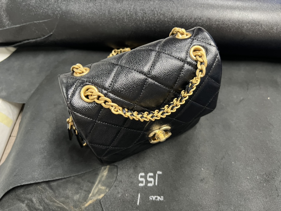 𝗖𝗛𝗔𝗘𝗡𝗟✦ 22P Retro Black Backpack Genuine Leather