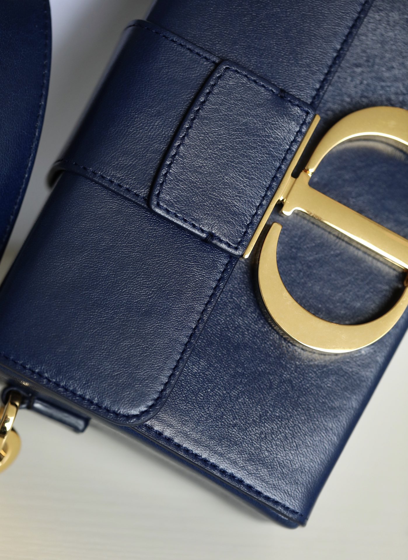 Montaigne navy blue 𝙢𝙞𝙣𝙞 box bag