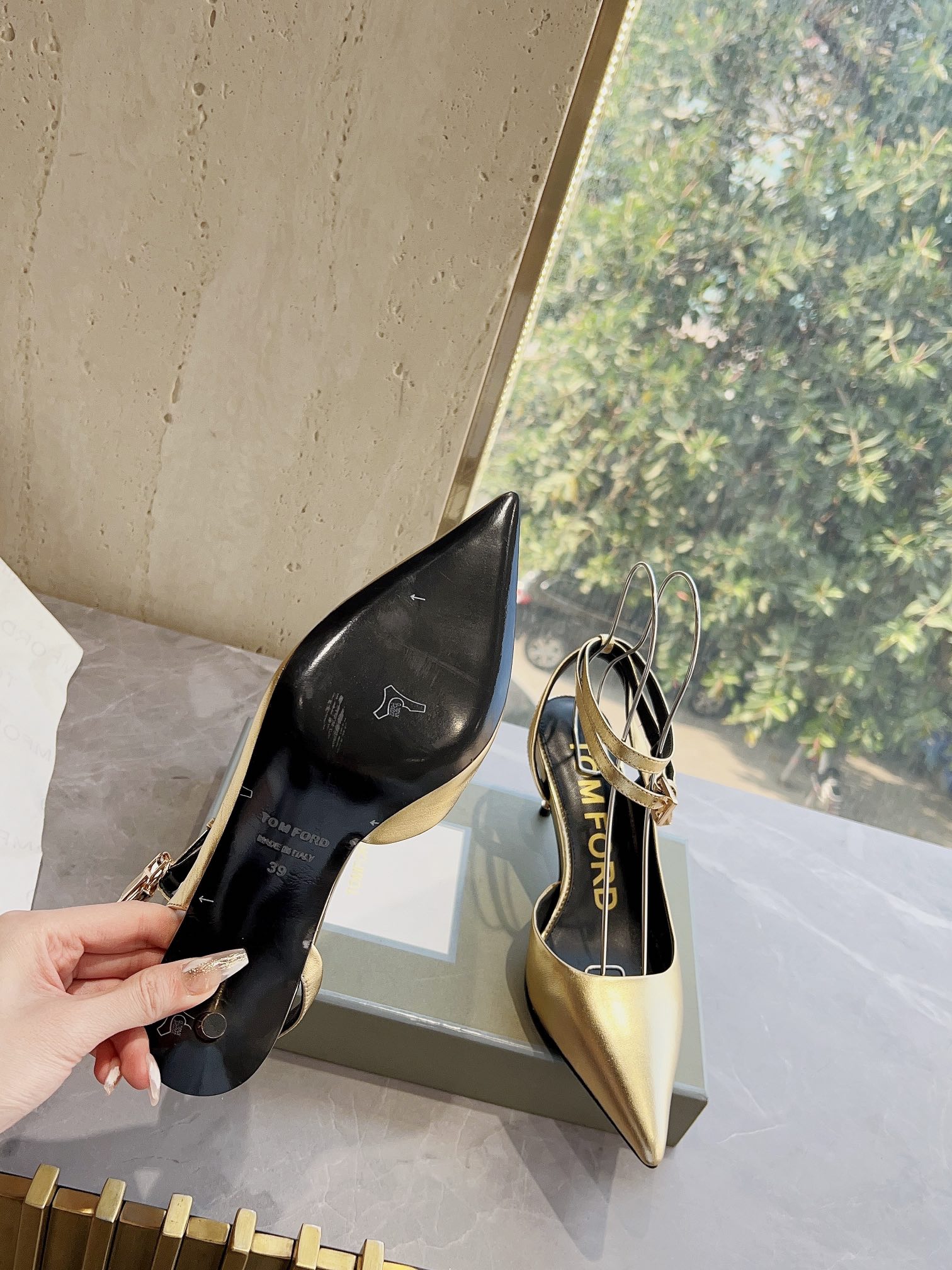 𝐓𝐎𝐌𝐅𝐎𝐑𝐃｜𝟐𝟎𝟐𝟑𝐒𝐒/𝐧𝐞𝐰  Dolce & Ga women's jeweled buckle jacquard raglan heels