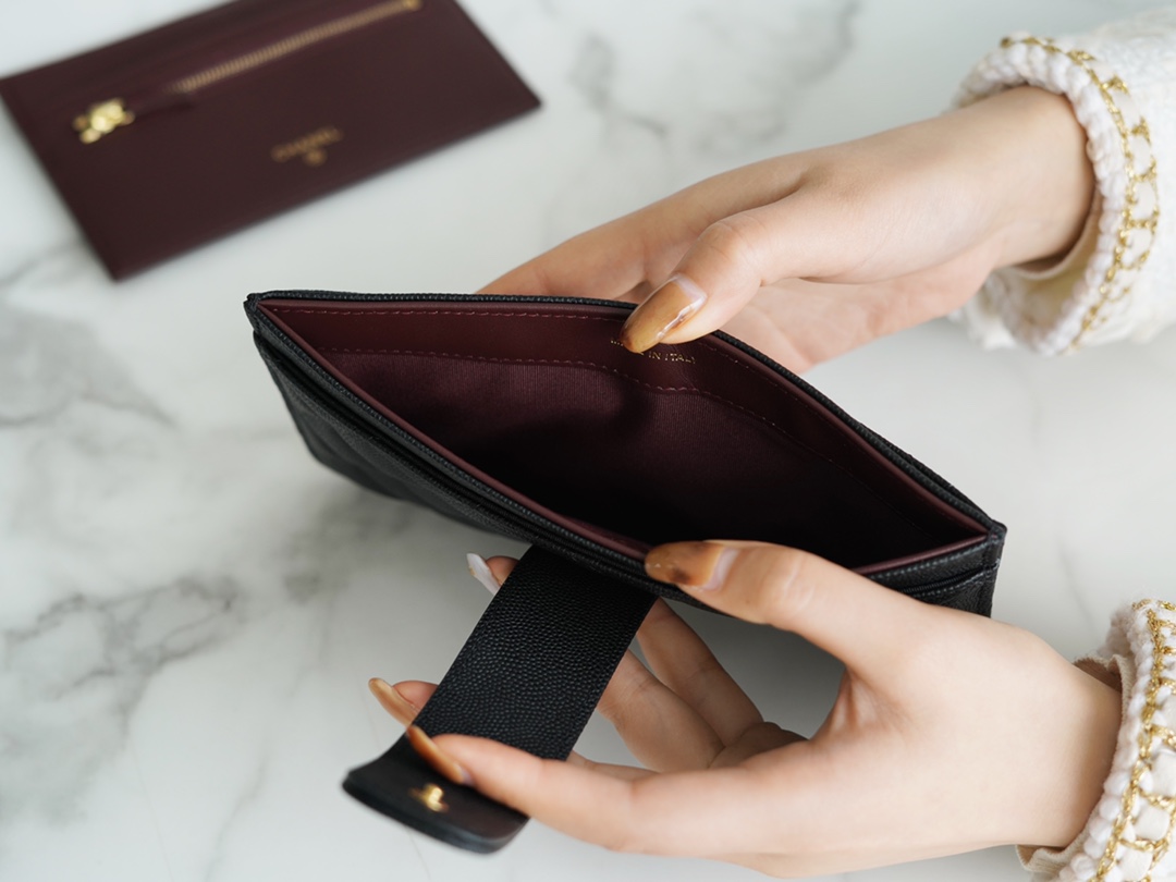 𝗖𝗛𝗔𝗘𝗡𝗟✦ Made of imported channel custom fine grain embossed calfskin 🐂 Classic 3-in-1 phone bag Black Gold