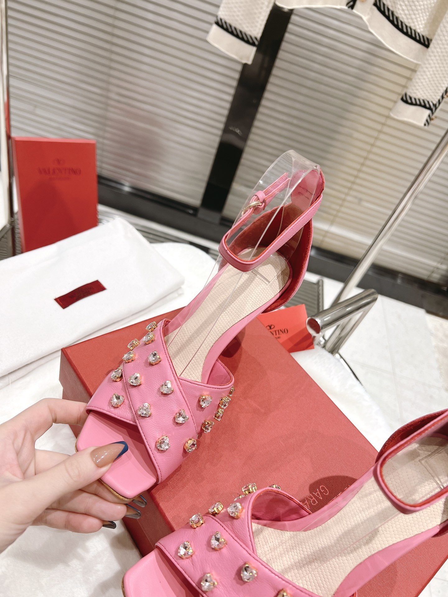 【Valentino】𝟐𝟎𝟐𝟏/𝐒𝐒 𝐧𝐞𝐰  Valentino fabric patent leather lining sheepskin sole cowhide