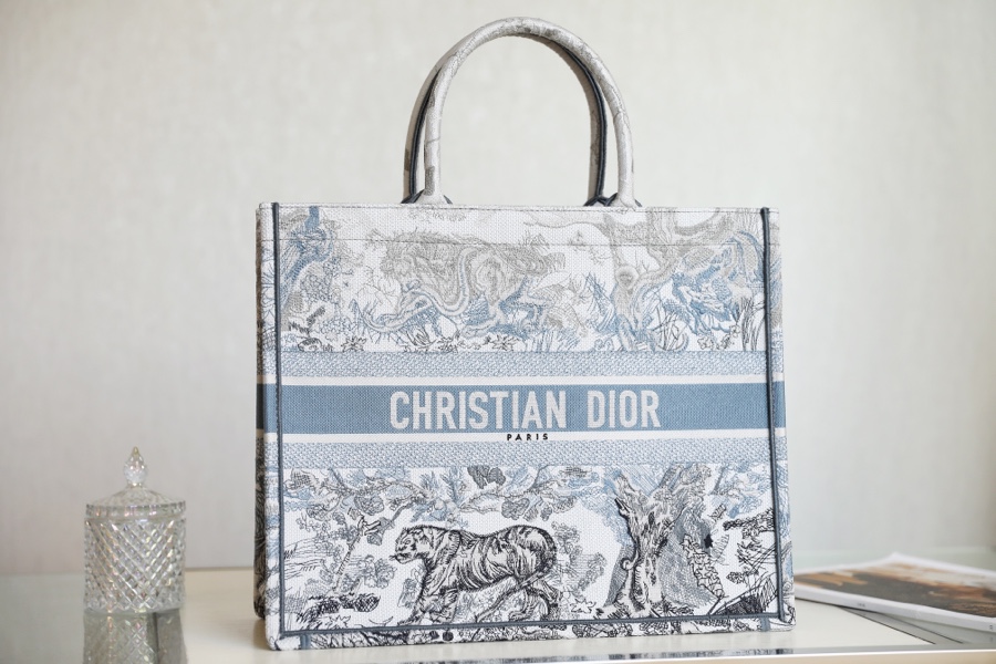 DIOR TOTE Gradient Tiger