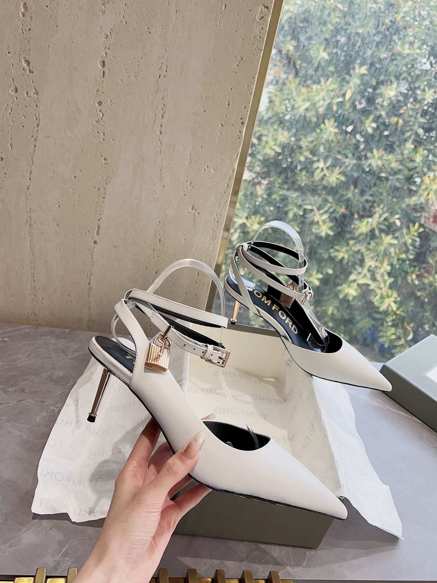 𝐓𝐎𝐌𝐅𝐎𝐑𝐃｜𝟐𝟎𝟐𝟑𝐒𝐒/𝐧𝐞𝐰  Dolce & Ga women's jeweled buckle jacquard raglan heels