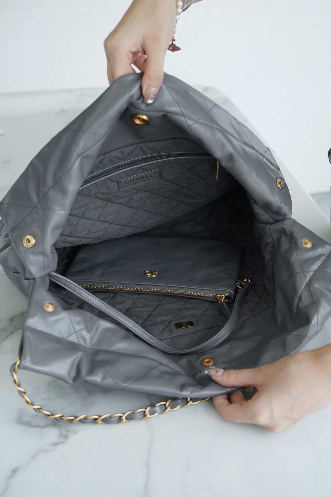 𝗖𝗛𝗔𝗘𝗡𝗟✦𝟐𝟐𝗣Spring/Summer New 𝟐𝟐Handbag Genuine Tail Leather Medium Premium Gray