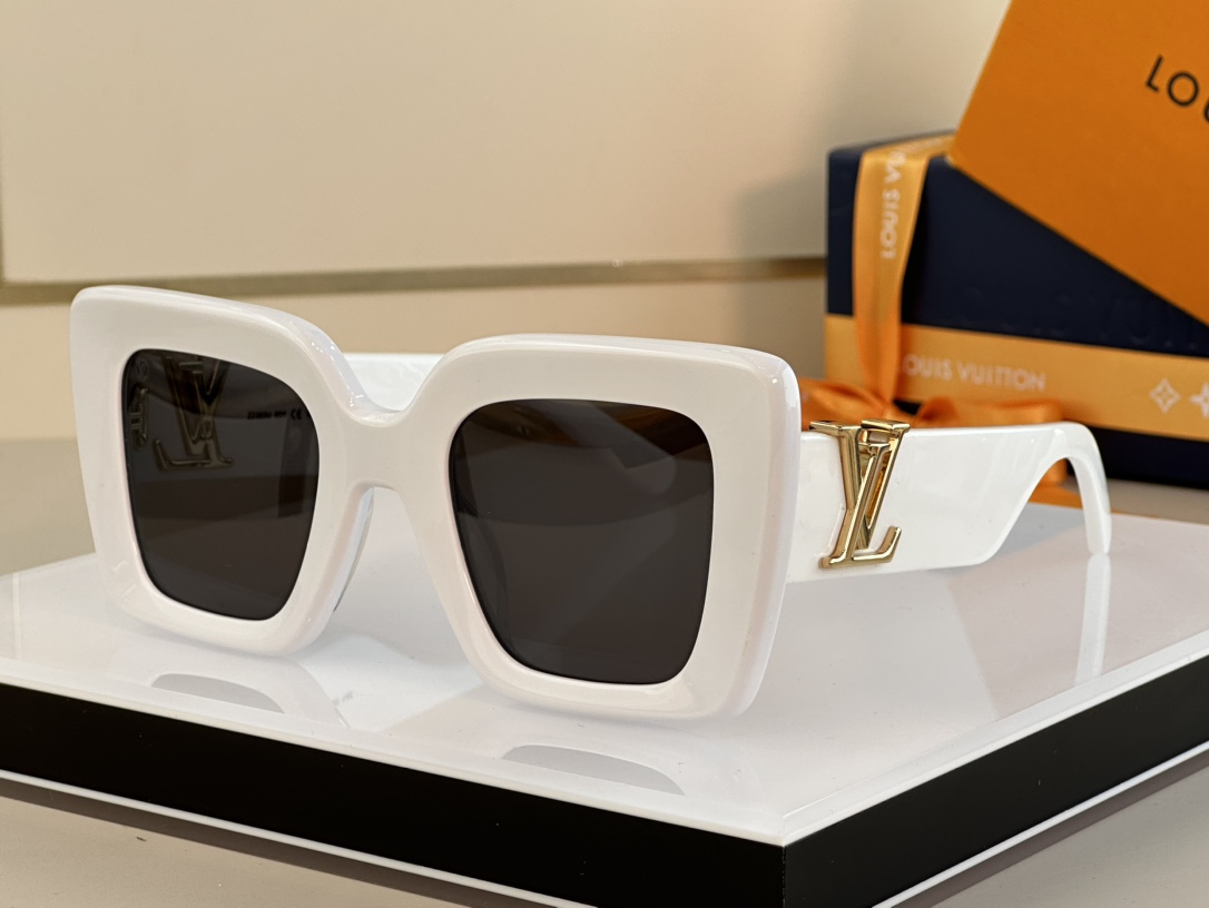 LOUIS VUITTON Z2302U