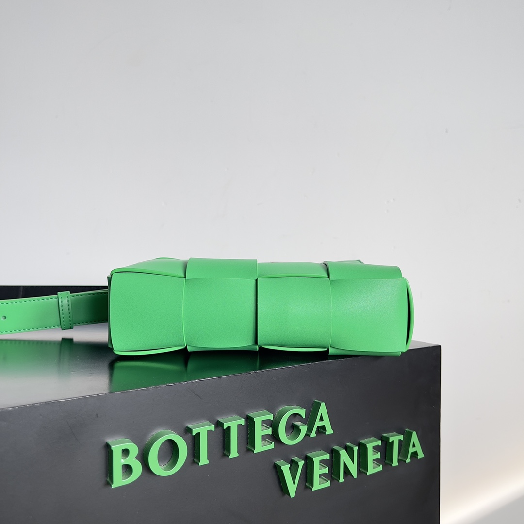 Bottega Veneta BV Men's Camera Bag Parrot Green with Black #730027