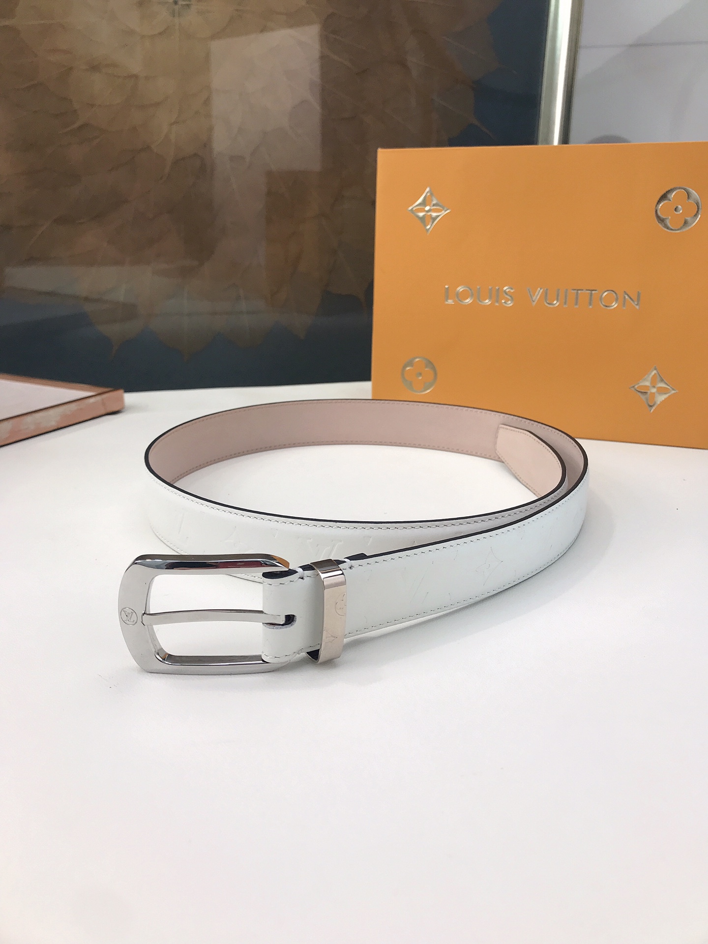 LOUIS VUITTO belt is double-sided with Italian original custom imported cowhide embossing