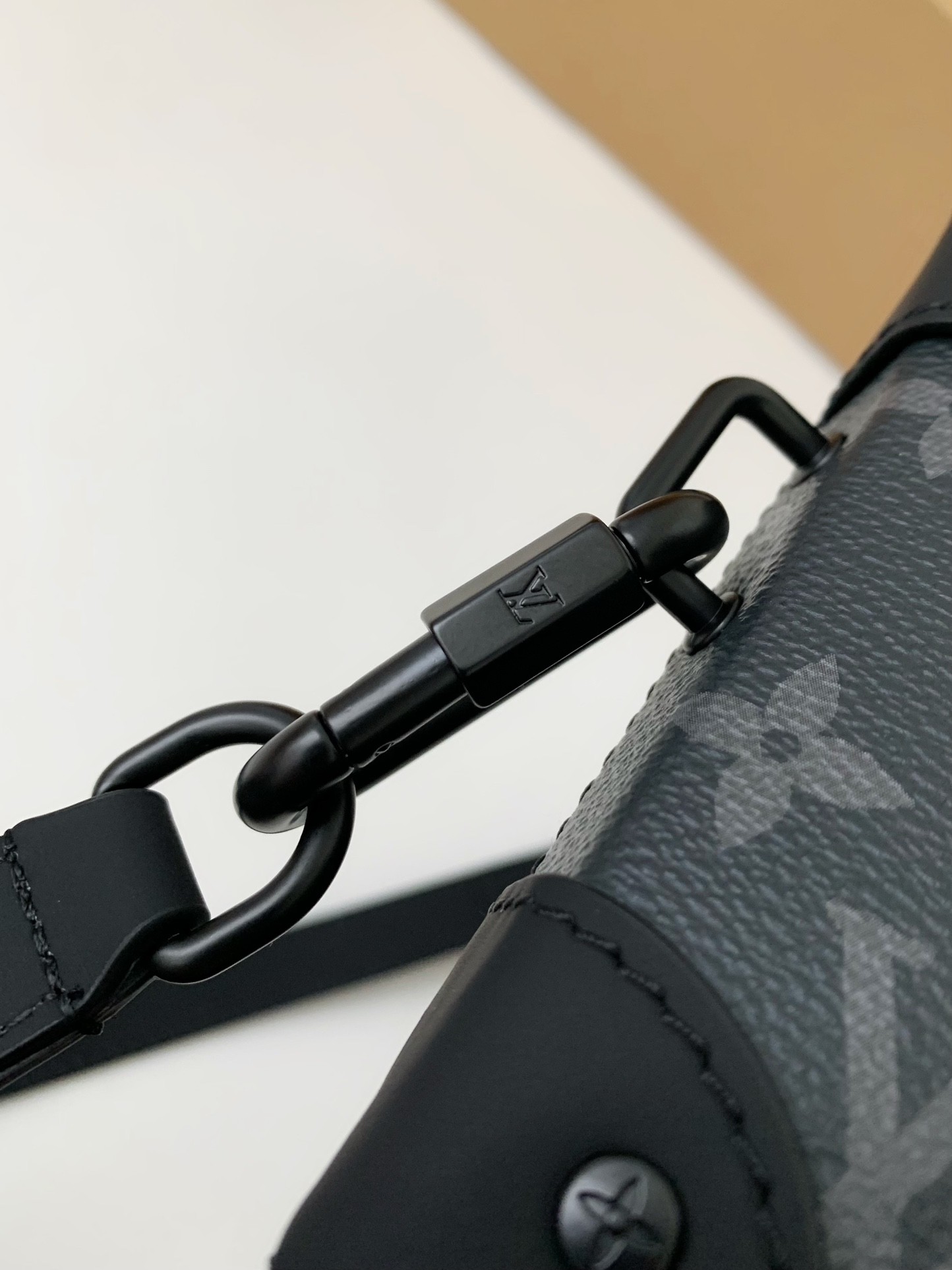 Louis Vuitton's new Sac Plat Horizontal Zippé men's black flower briefcase M45165 Size: 22.5*14*5cm