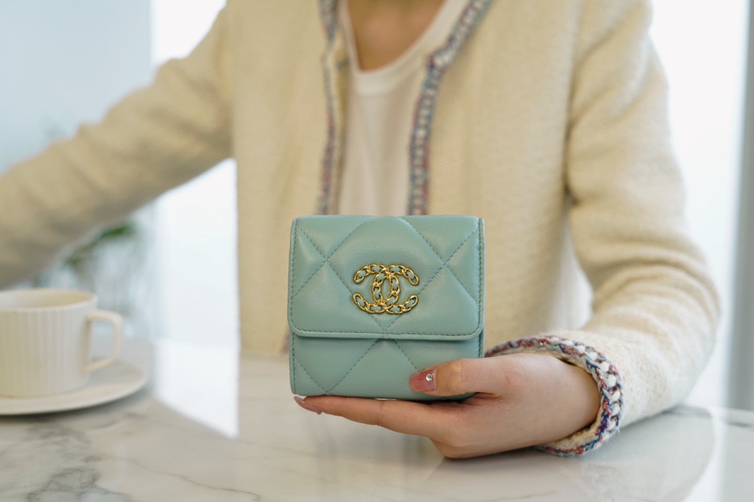 𝗖𝗛𝗔𝗘𝗡𝗟✦In goatskin leather🐐 19 Series Short Clip Tiffany Blue