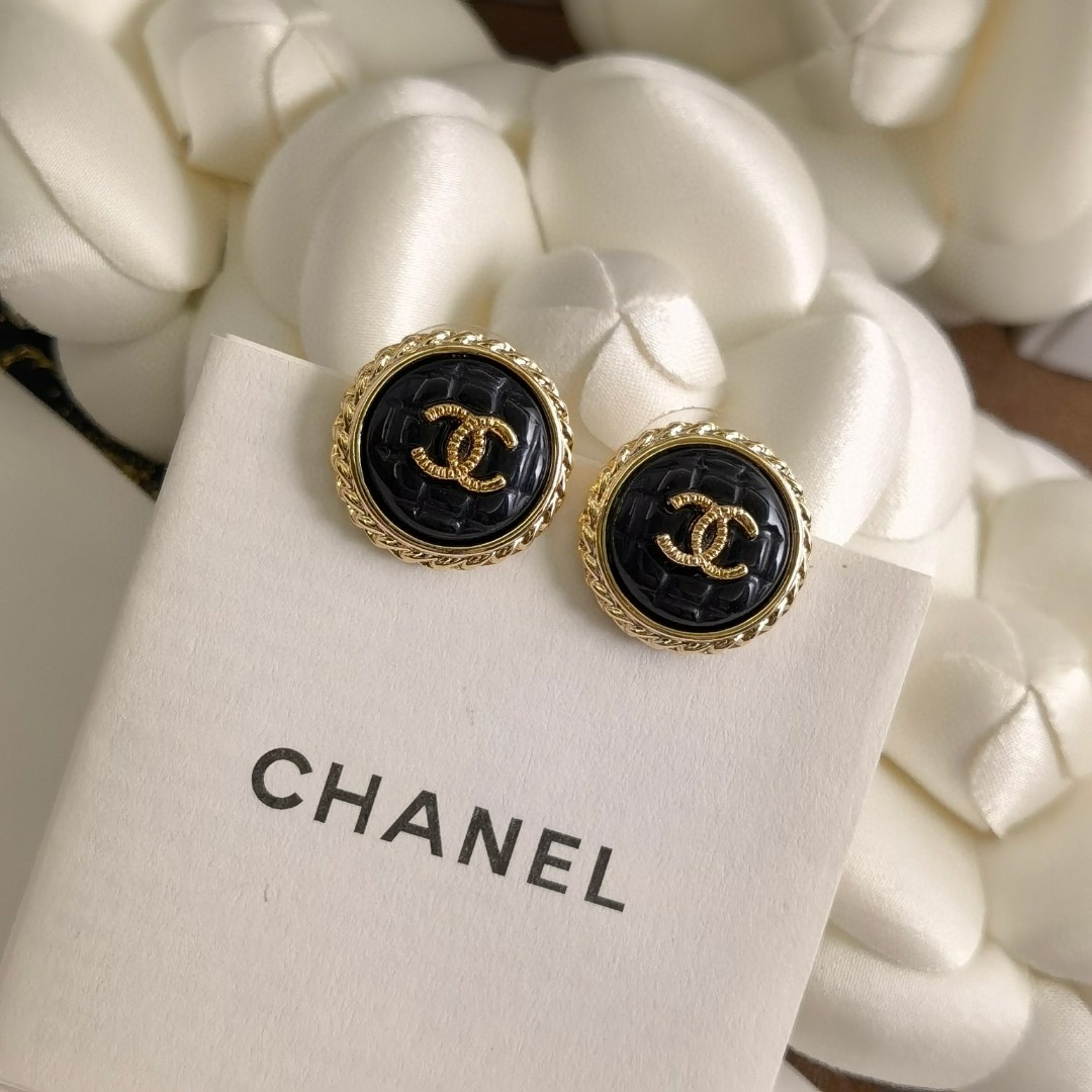 CHANEL🇫🇷Xiaoxiang Doudou agate pearl letter new stud earrings