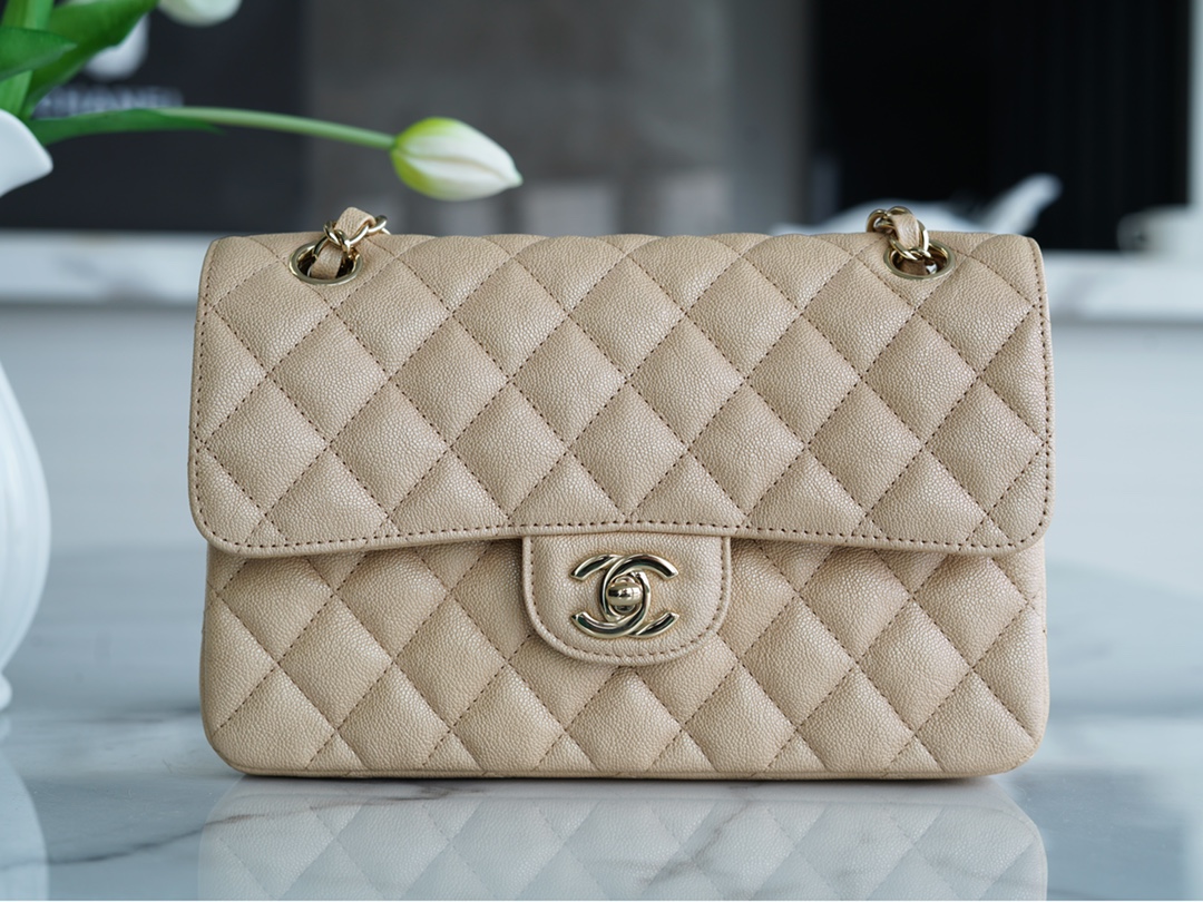 𝐂𝐇𝐀𝐍𝐄𝐋 Classic Flap washed cowhide is made from the most delicate newborn calf Washed fetal cow Small Champagne apricot 🥂