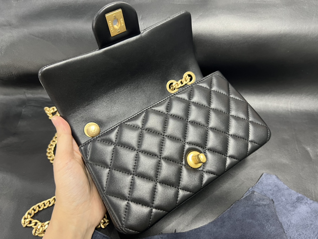 𝗖𝗛𝗔𝗡𝗘𝗟✦ 𝗖𝗹𝗮 𝘀𝘀𝗶𝗰 𝗙𝗹𝗮𝗽 23S Camellia Adjustment Buckle Large Mini Black Gold
