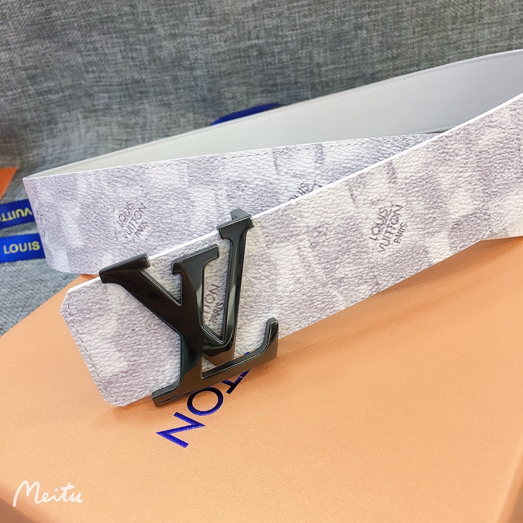 LOUIS VUITTO reversible belt in Monogram canvas and leather