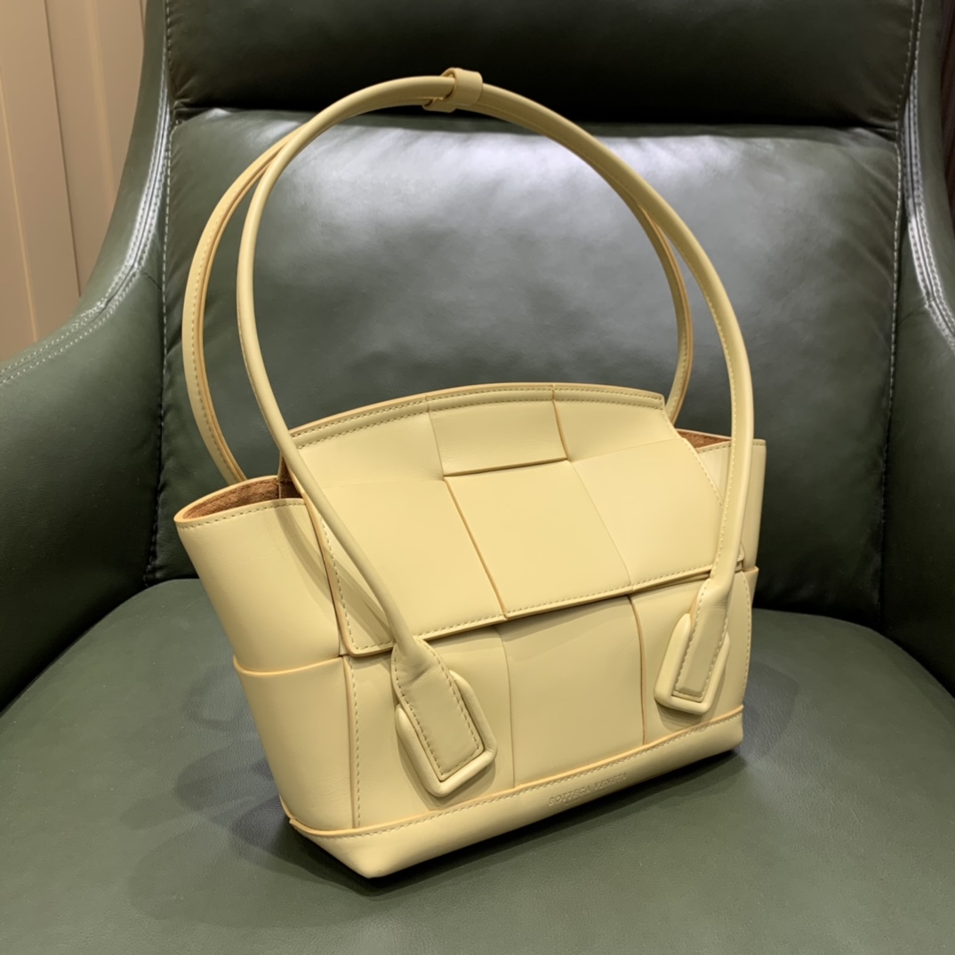 Bottega Veneta  𝙏𝙝𝙚 𝘼𝙧𝙘𝙤 𝟯𝟯 #575943