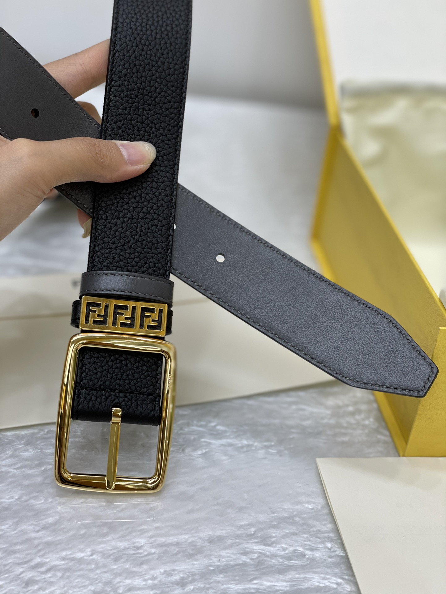 FENDI imported Italian calfskin 👍 Pin buckle design