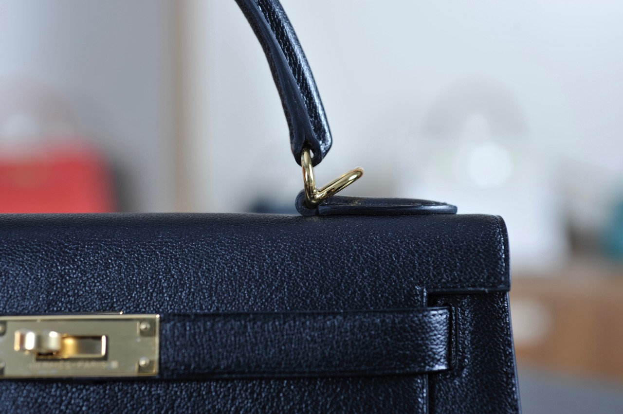 Kelly 28 black gold buckle with extreme pink French sheepskin inside