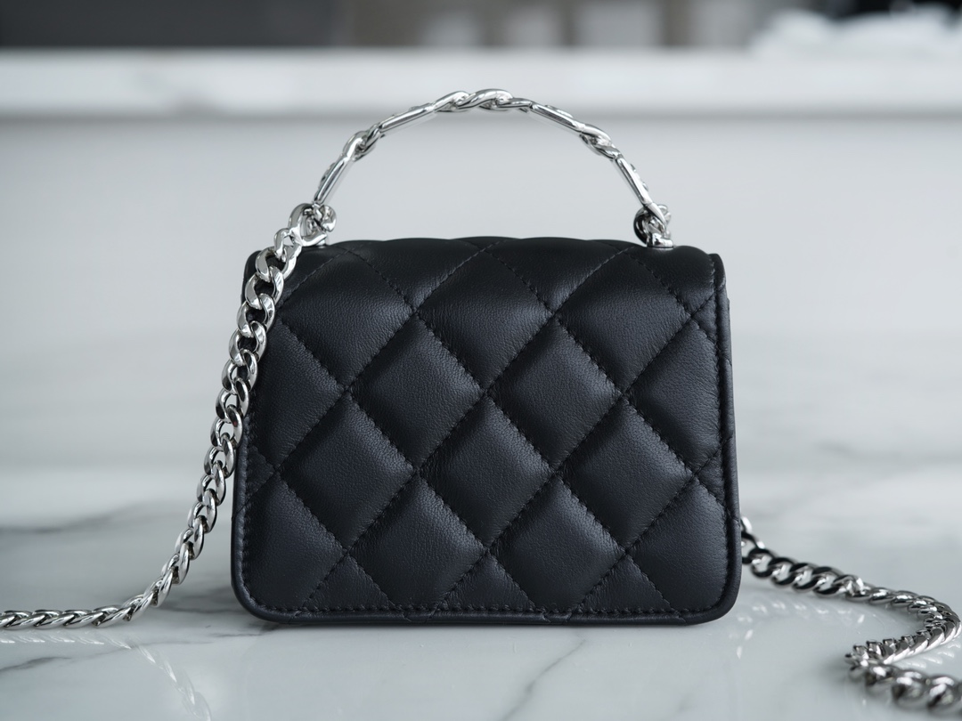 𝗖𝗛𝗔𝗘𝗡𝗟✦ 𝟮𝟮𝐒 Enamel Handle Chain Bag black