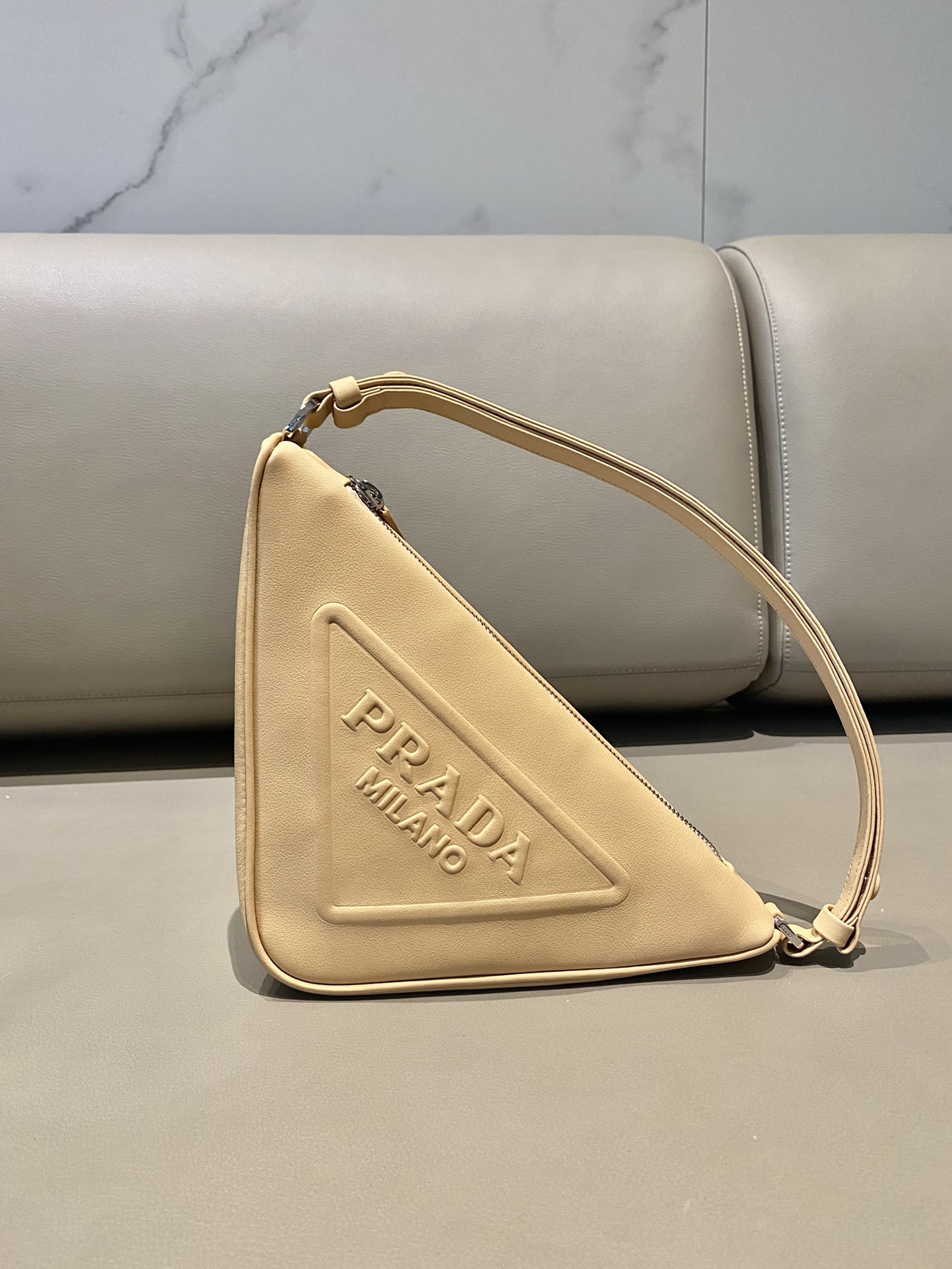 𝐏𝐑𝐀𝐃𝐀 Triangular bag 1NQ043