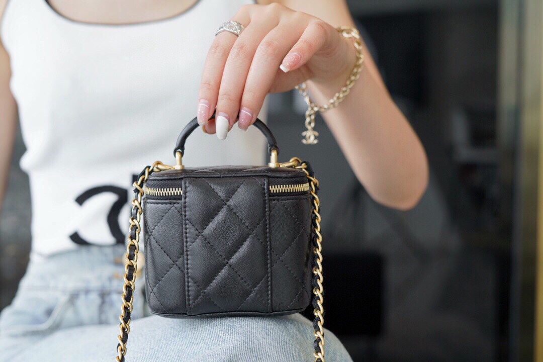 𝗖𝗛𝗔𝗡𝗘𝗟 Spring/Summer 2021 New 𝑴𝒊𝒏𝒊 Box Bag Black