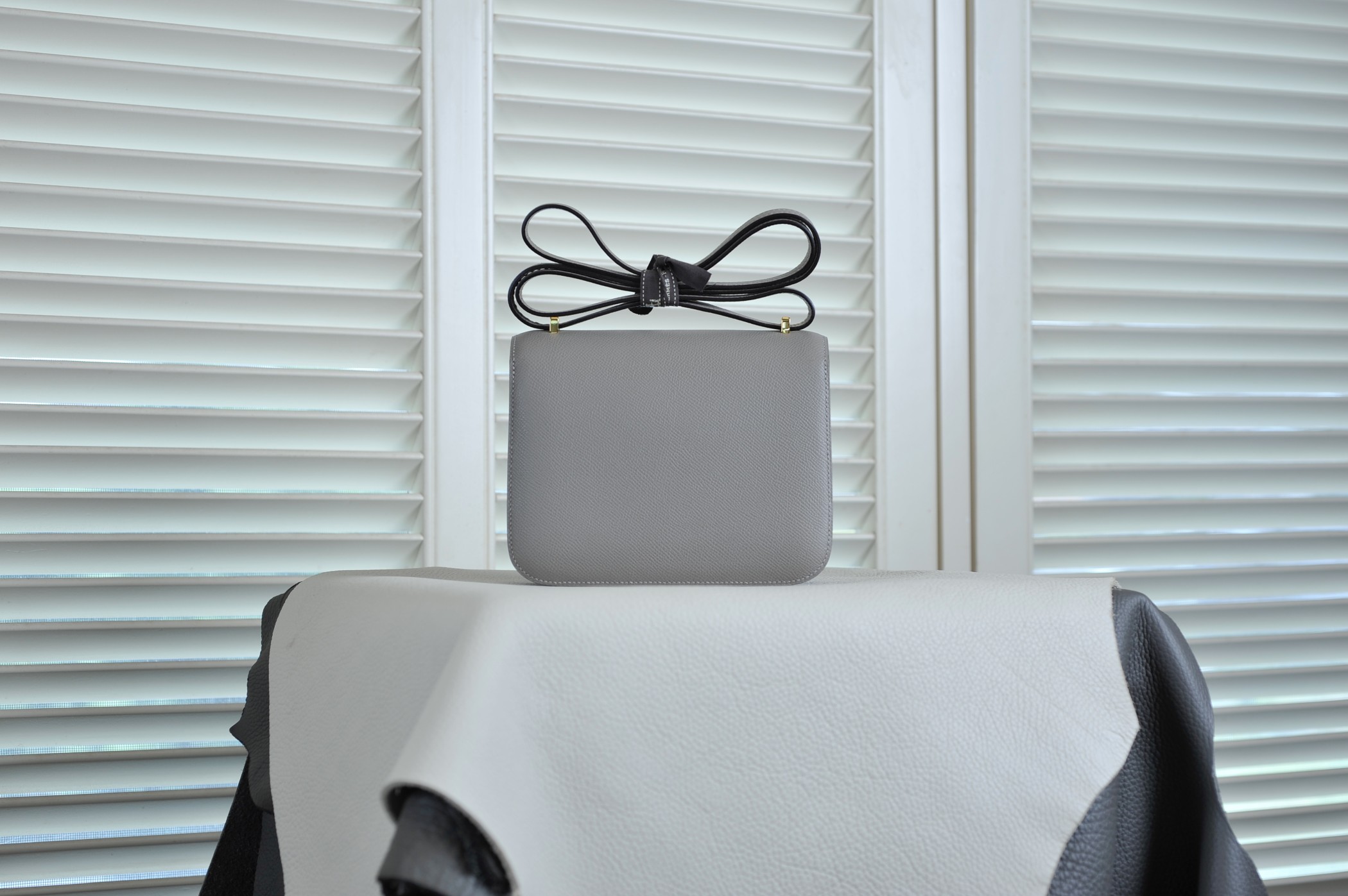 Kangkang 9 turtledove gray gold buckle epsom leather