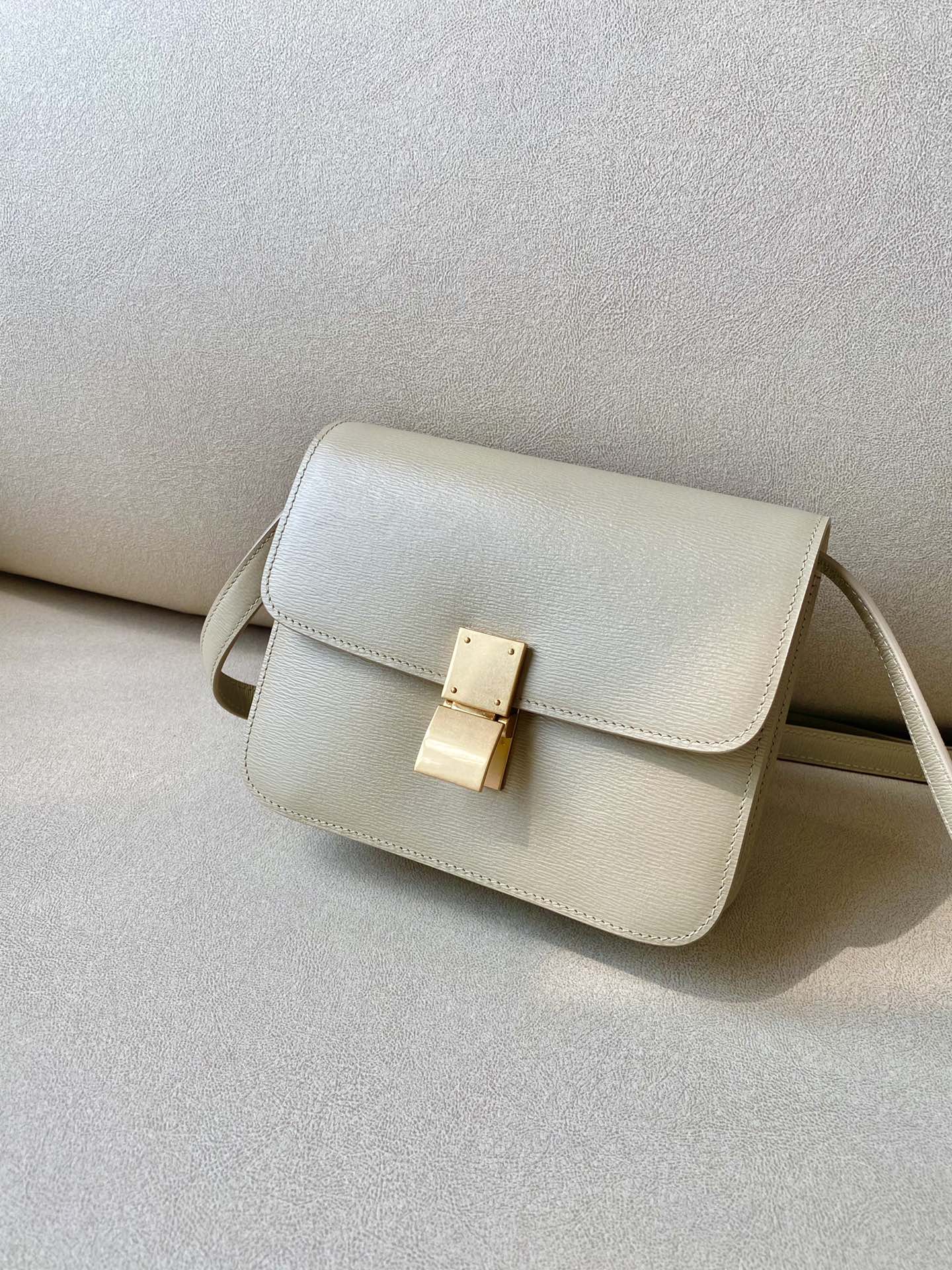 𝐂𝐞𝐥𝐢𝐧𝐞 Box Teen bag in polished calfskin