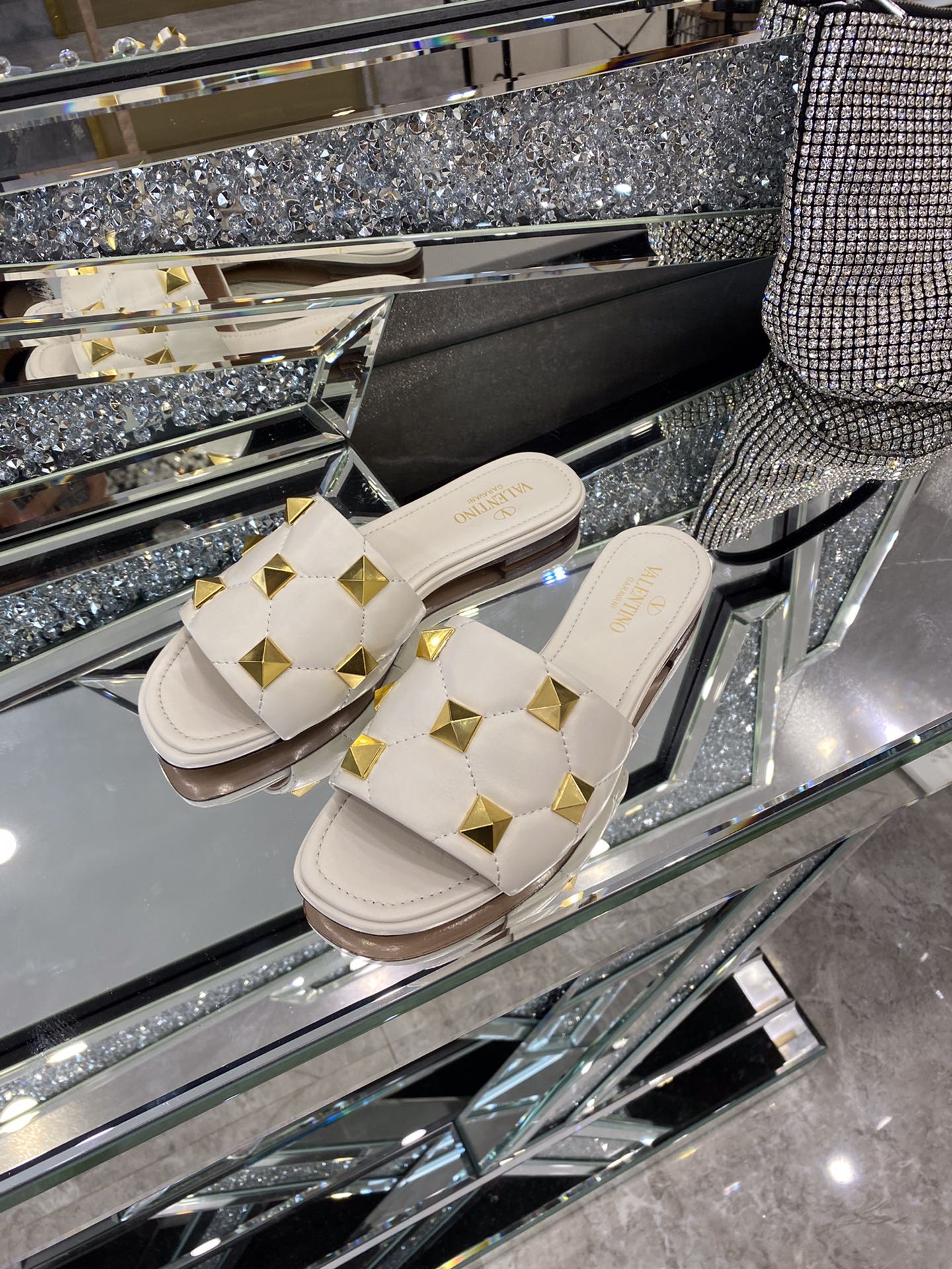 【Valentino】𝟐𝟎𝟐𝟏/𝐒𝐒 𝐧𝐞𝐰 The latest counter series, perfect details, very bright show series launched