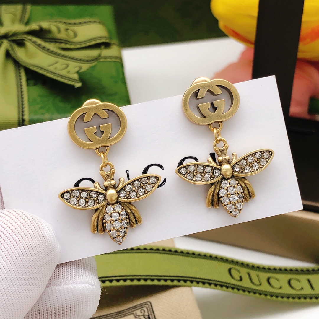𝐆𝐮𝐜𝐜𝐢 Two little bee stud earrings with diamonds