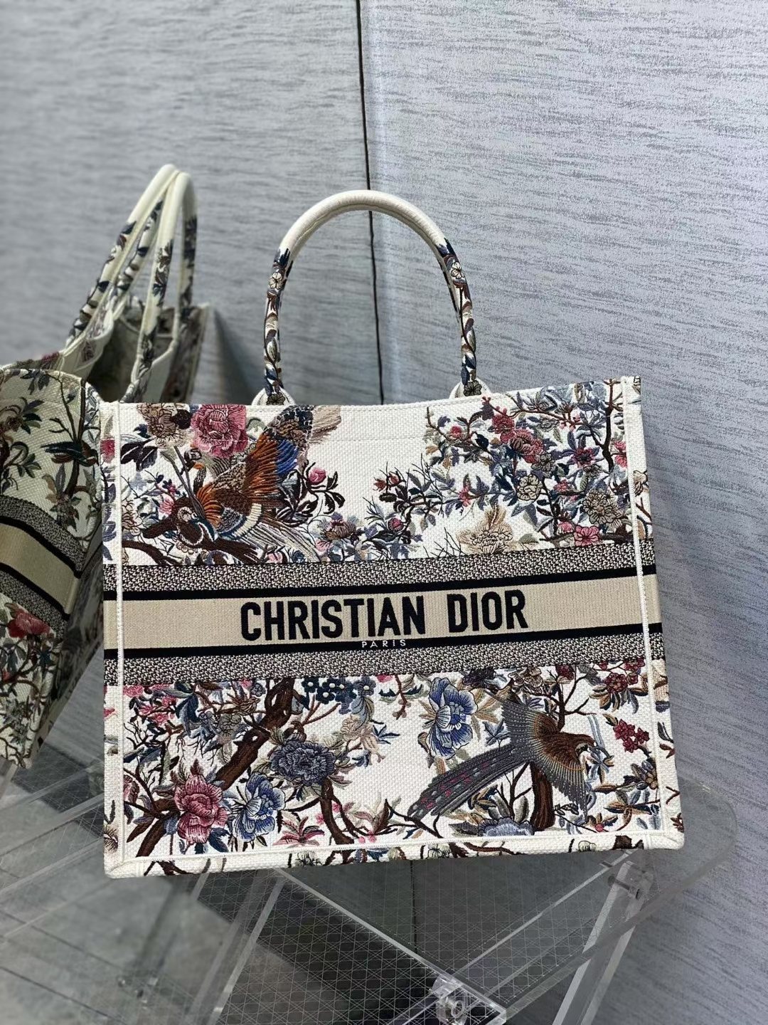 DIOR TOTE Magpie White Limited Edition Collection