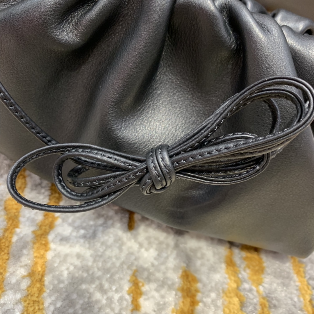 Bottega Veneta  THE MINI POUCH  #585852