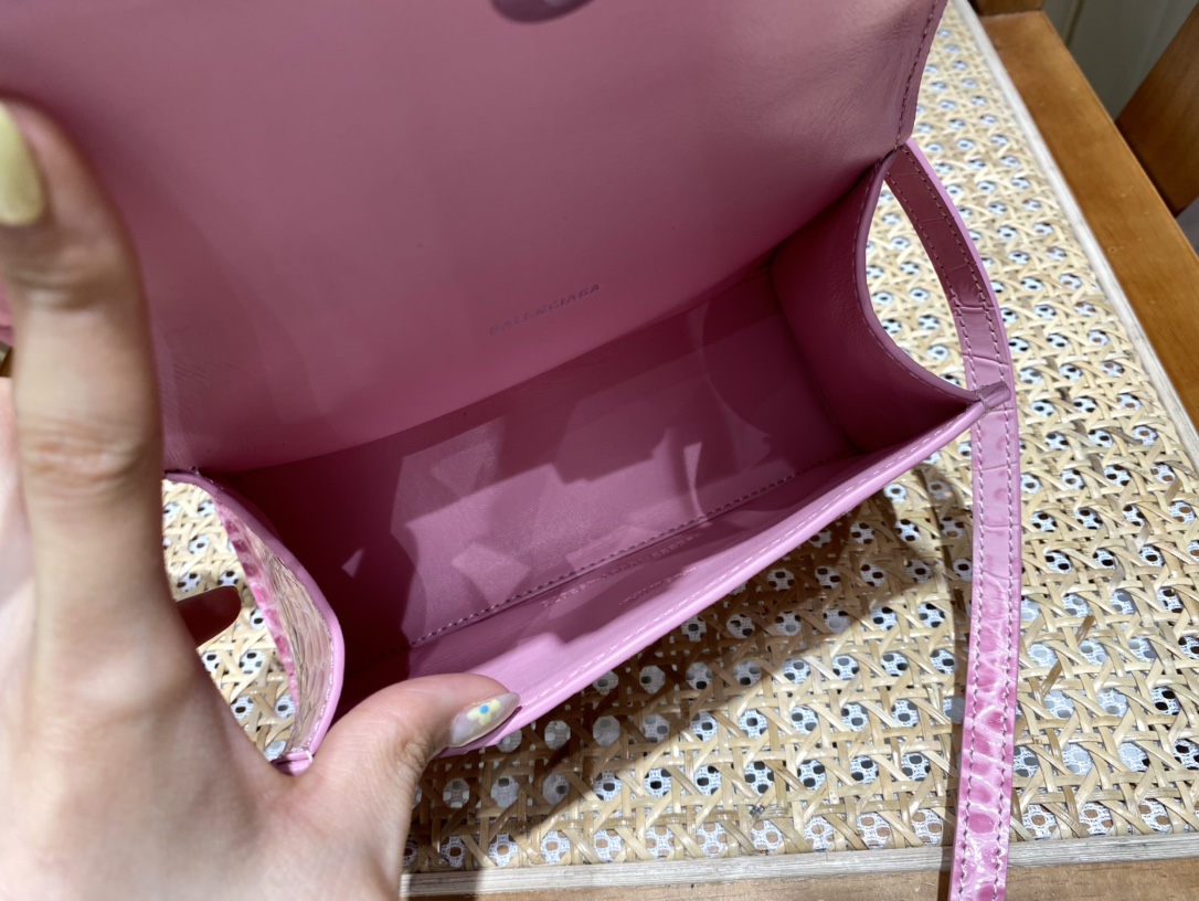 BALENCIAGA 𝐇𝐨𝐮𝐫𝐠𝐥𝐚𝐬𝐬 𝐗𝐒 crocodile-textured cowhide