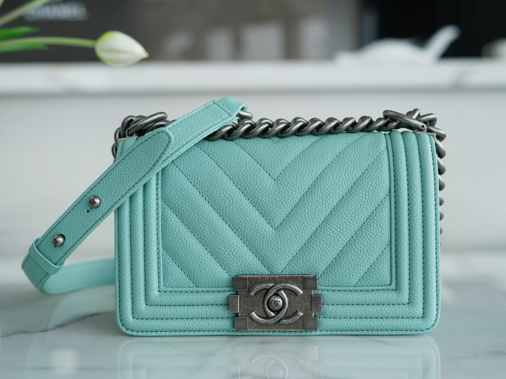 𝗖𝗵𝗮𝗻𝗲𝗹 𝗟𝗲𝗯𝗼 𝘆 French origin 𝗛𝗮𝗮𝘀 Caviar calfskin Large ball V-grain: Tiffany blue