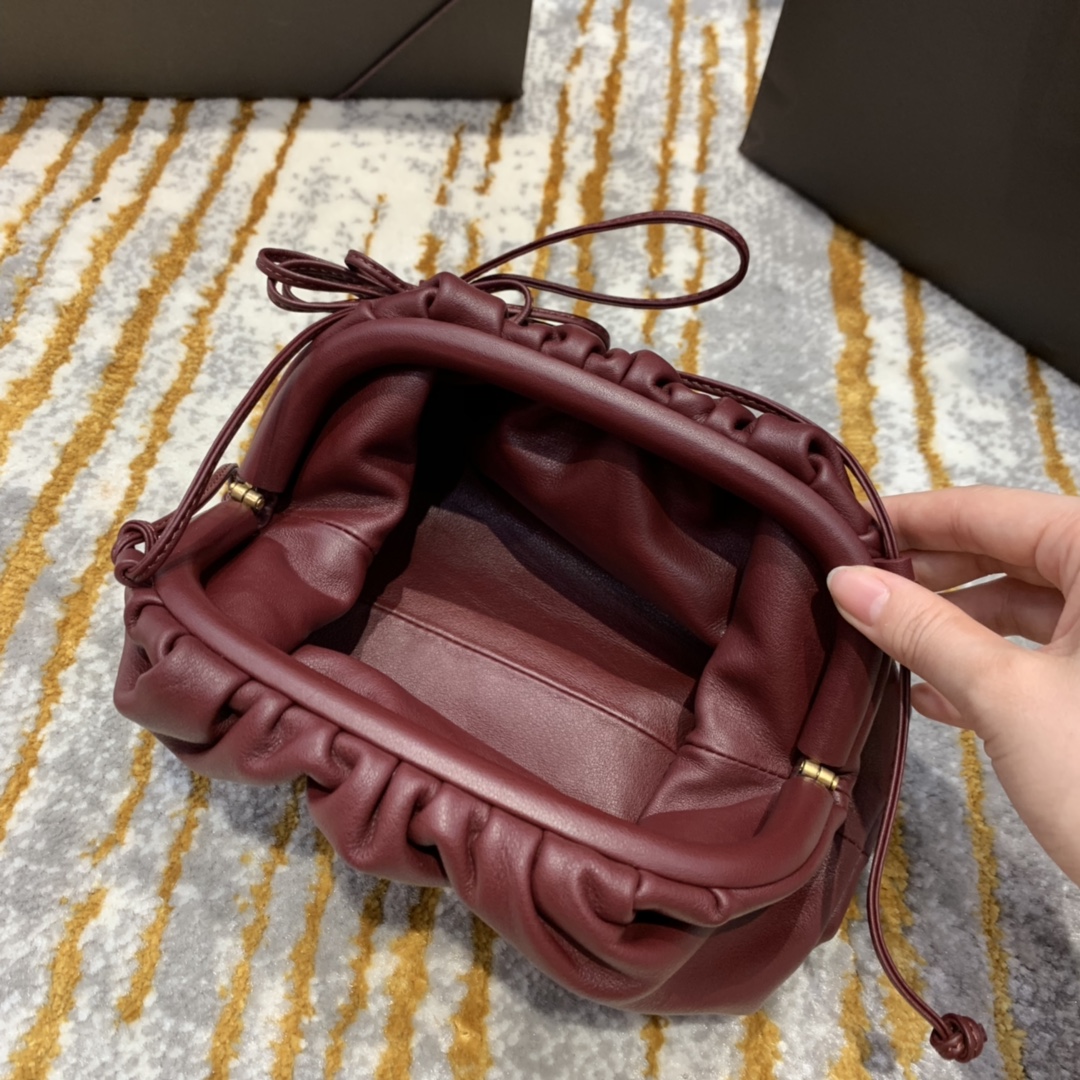 Bottega Veneta  THE MINI POUCH  #585852