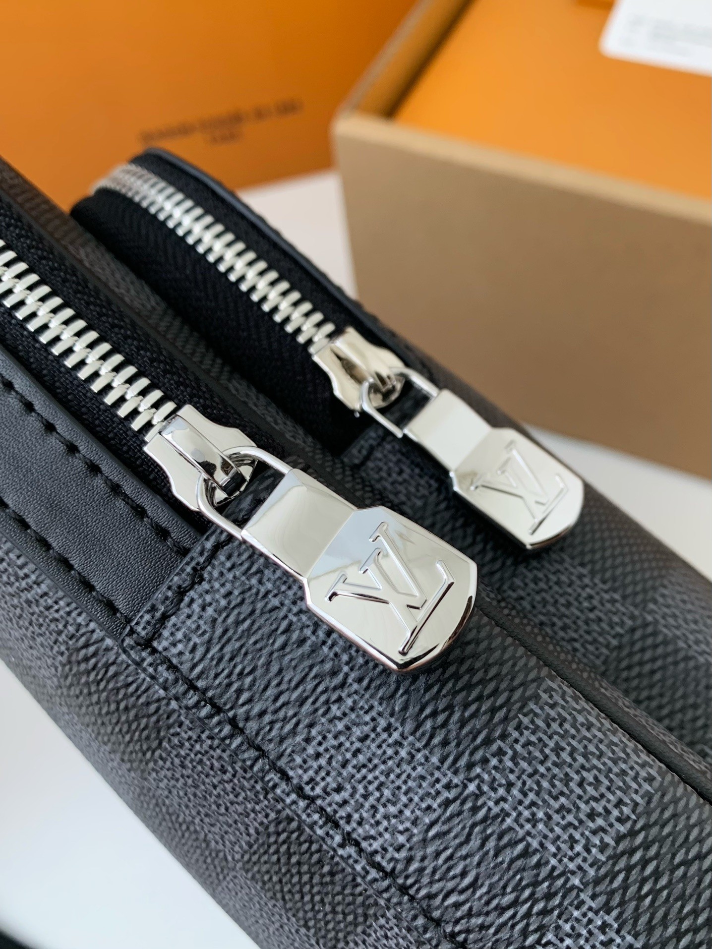 Louis Vuitton damier graphite Men's Shoulder Bags M45302, Top Quality Size: 20X31X7cm