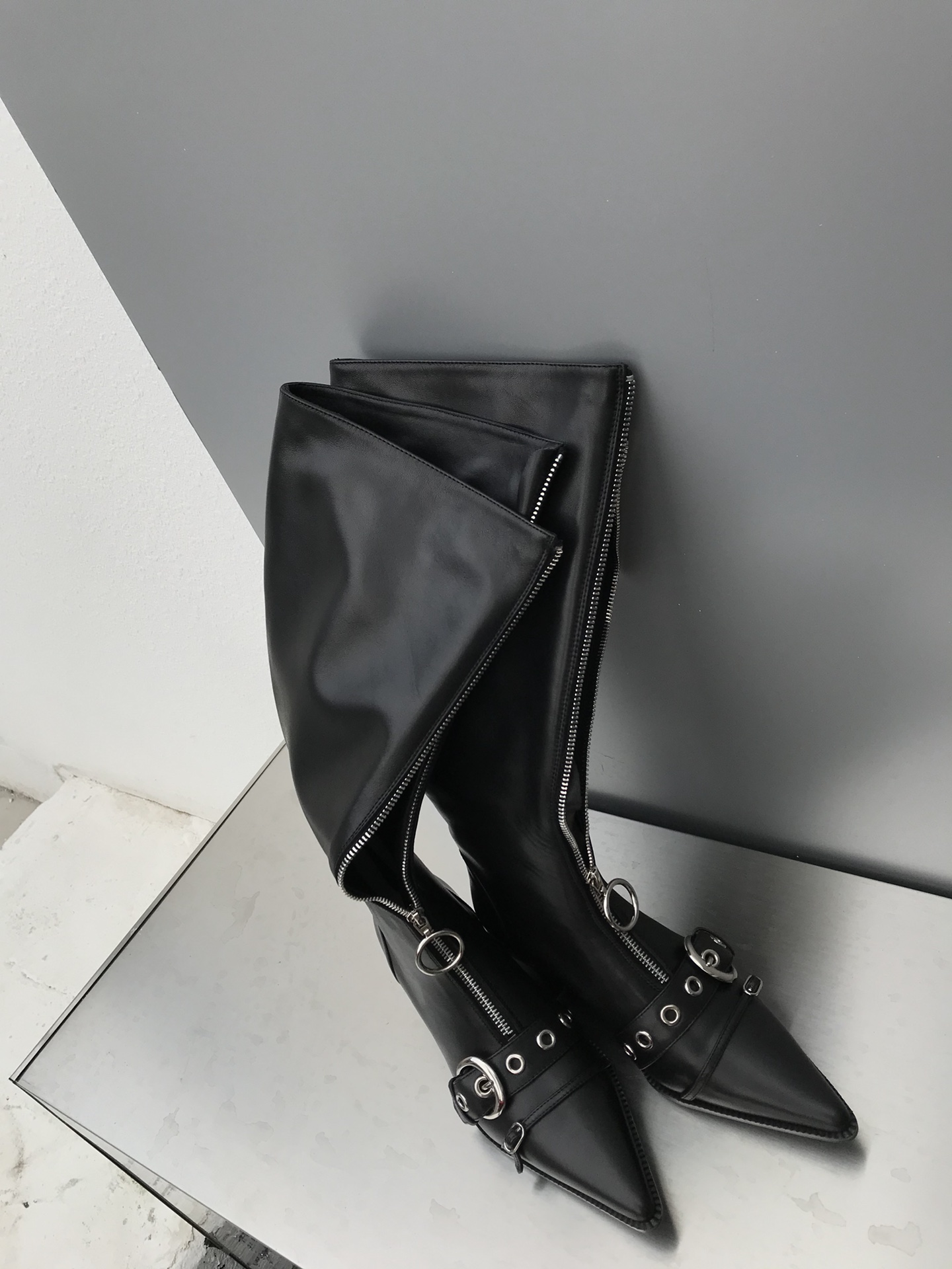 𝘾𝙃𝙄𝙉 𝘾𝙃𝙄𝙉 Thigh-high boots