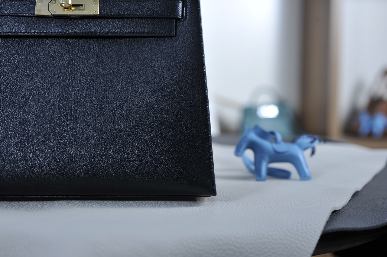 Kelly 28 black gold buckle with extreme pink French sheepskin inside