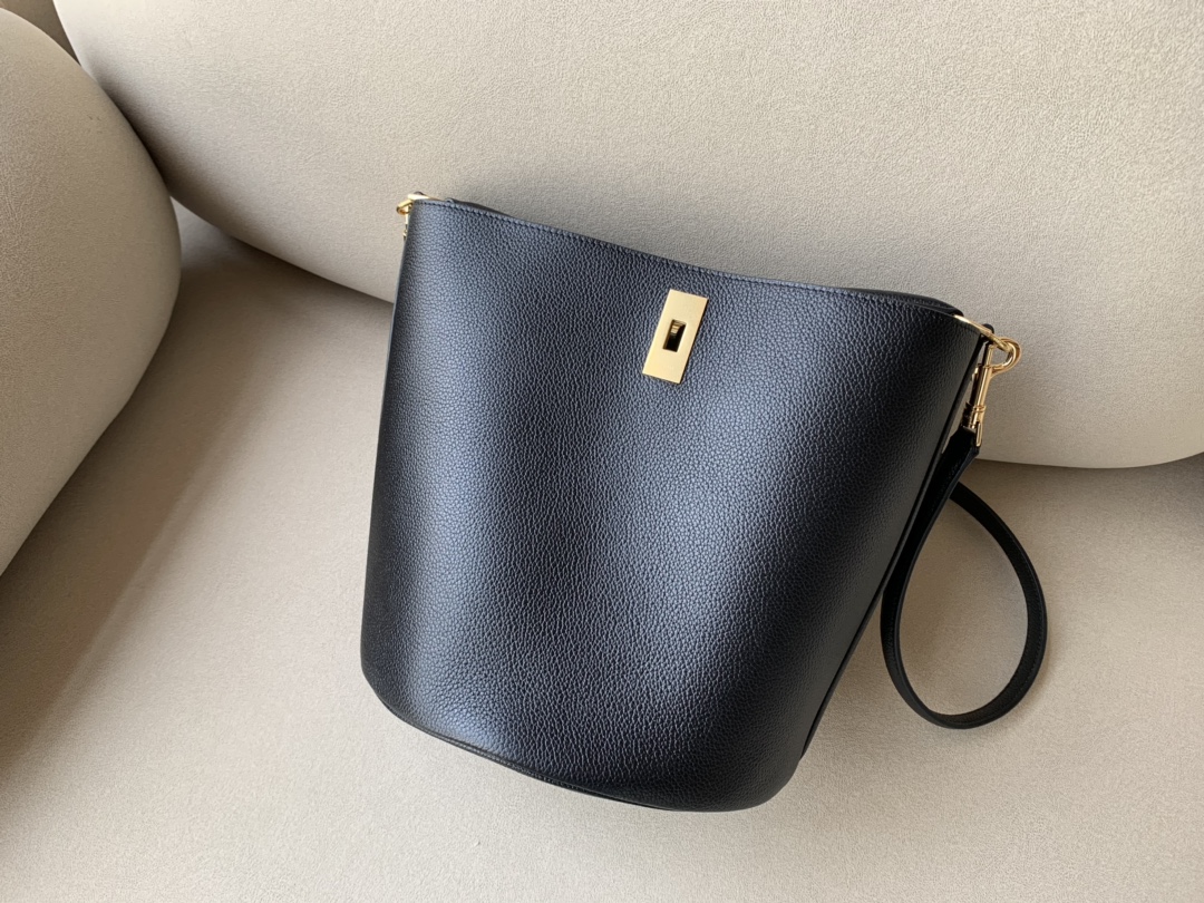 𝐂𝐞𝐥𝐢𝐧𝐞 BUCKET 16 bucket bag in smooth calfskin