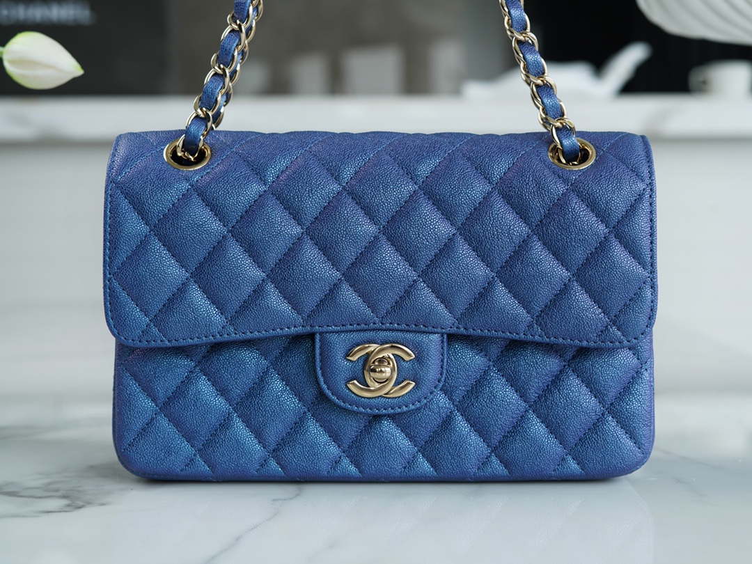 𝐂𝐇𝐀𝐍𝐄𝐋 Classic Flap washed cowhide is made from the most delicate newborn calf Washed fetal cow Small Champagne apricot 🥂