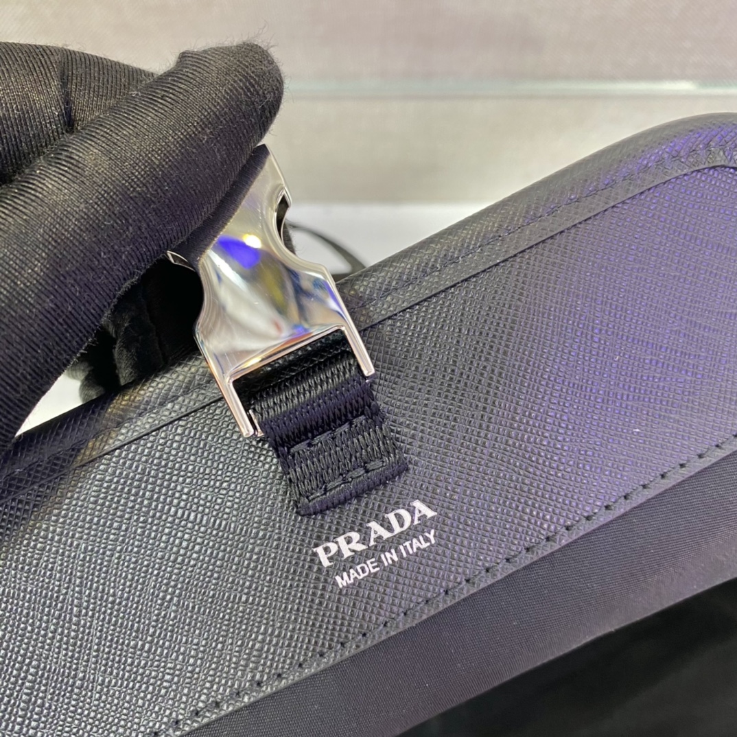 𝐏𝐑𝐀𝐃𝐀𝐀 Mini shape messenger bag