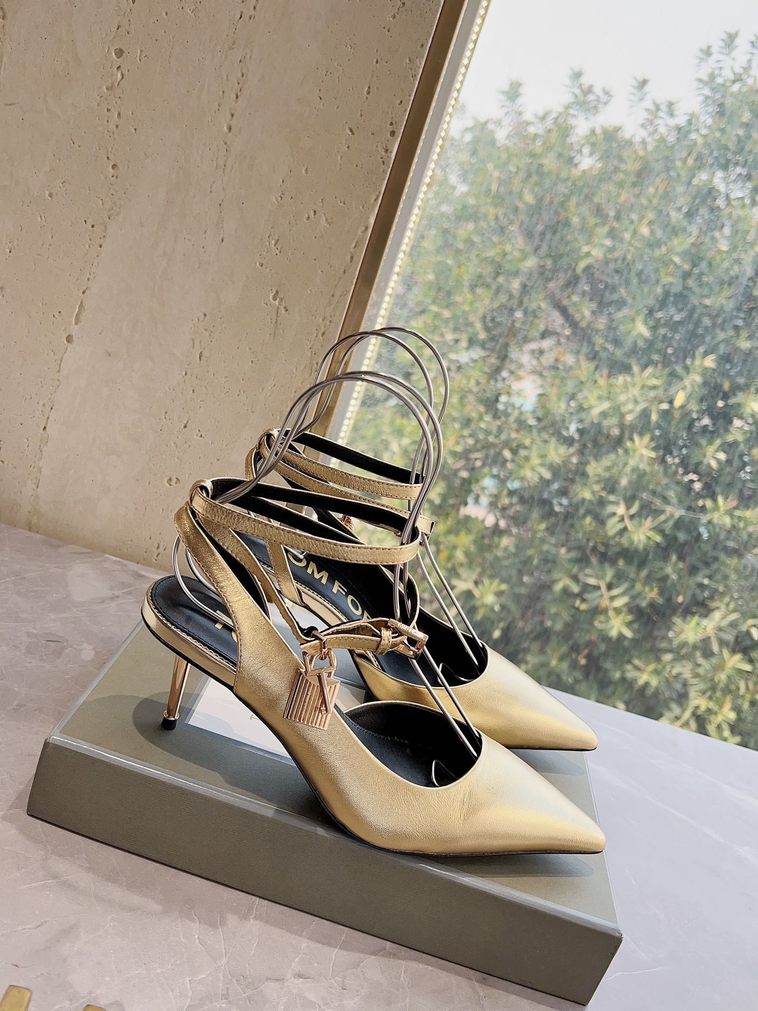 𝐓𝐎𝐌𝐅𝐎𝐑𝐃｜𝟐𝟎𝟐𝟑𝐒𝐒/𝐧𝐞𝐰  Dolce & Ga women's jeweled buckle jacquard raglan heels