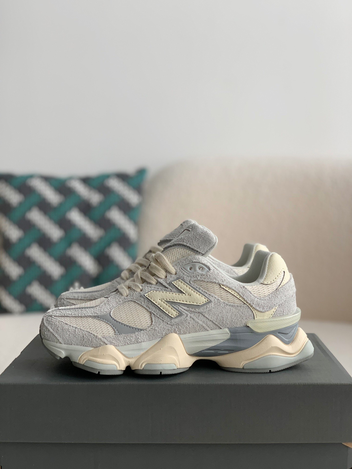 New Balance 2022R Phantom 9060 Sneakers