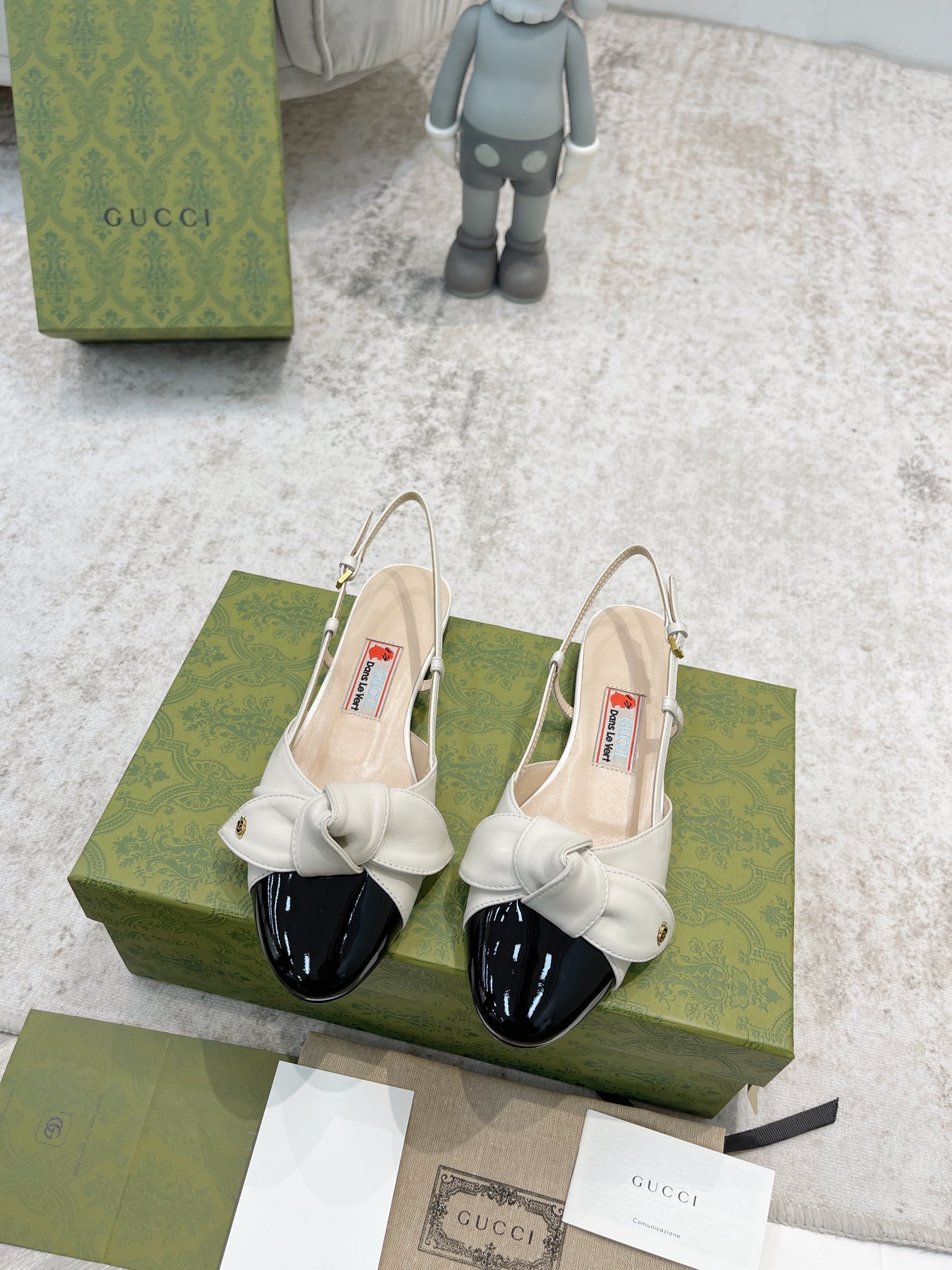 Gucci new buckle bow sandals