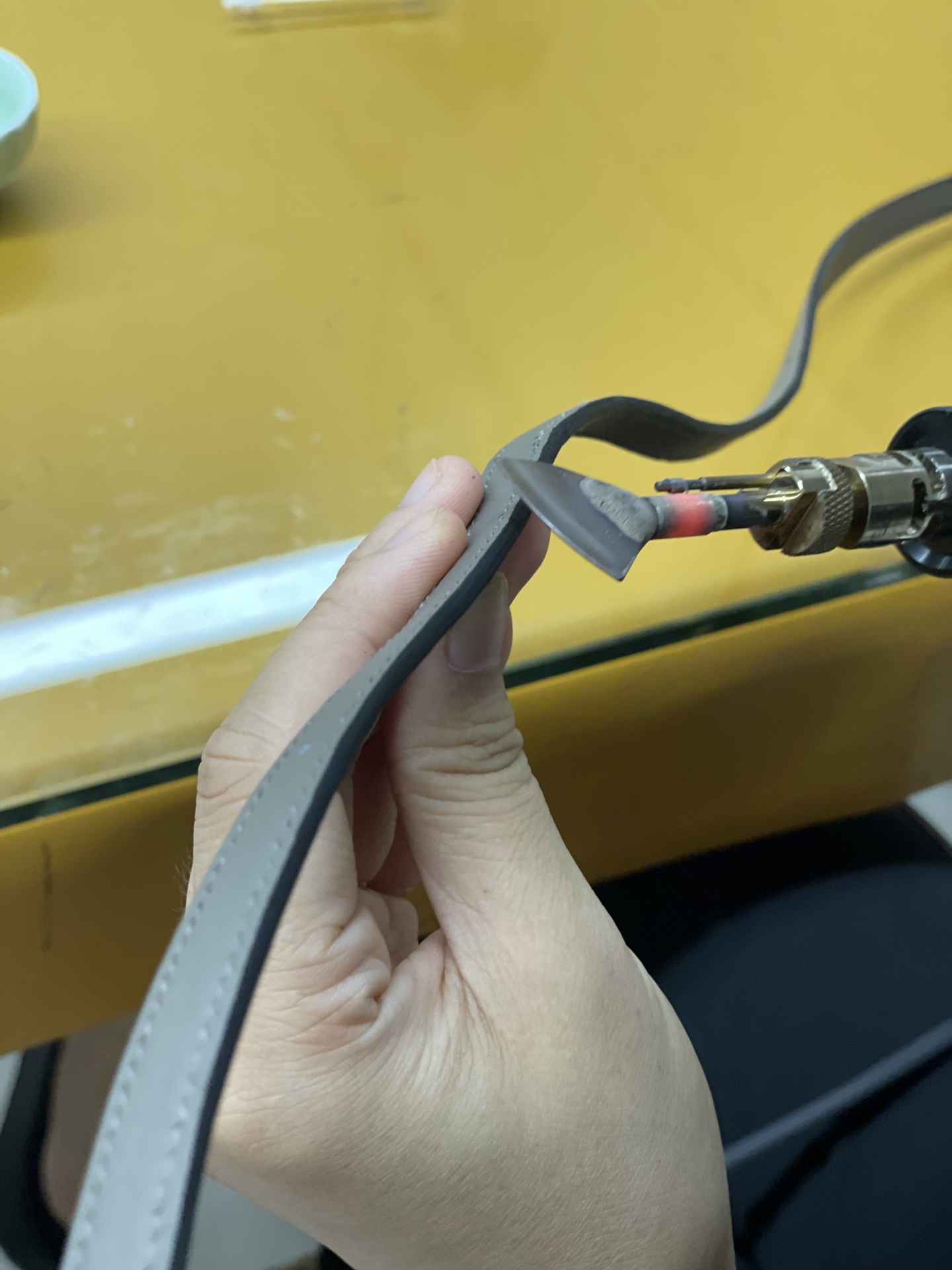 Sealed with beeswax, sealed with special cabinet oil and then sealed with beeswax at high temperature