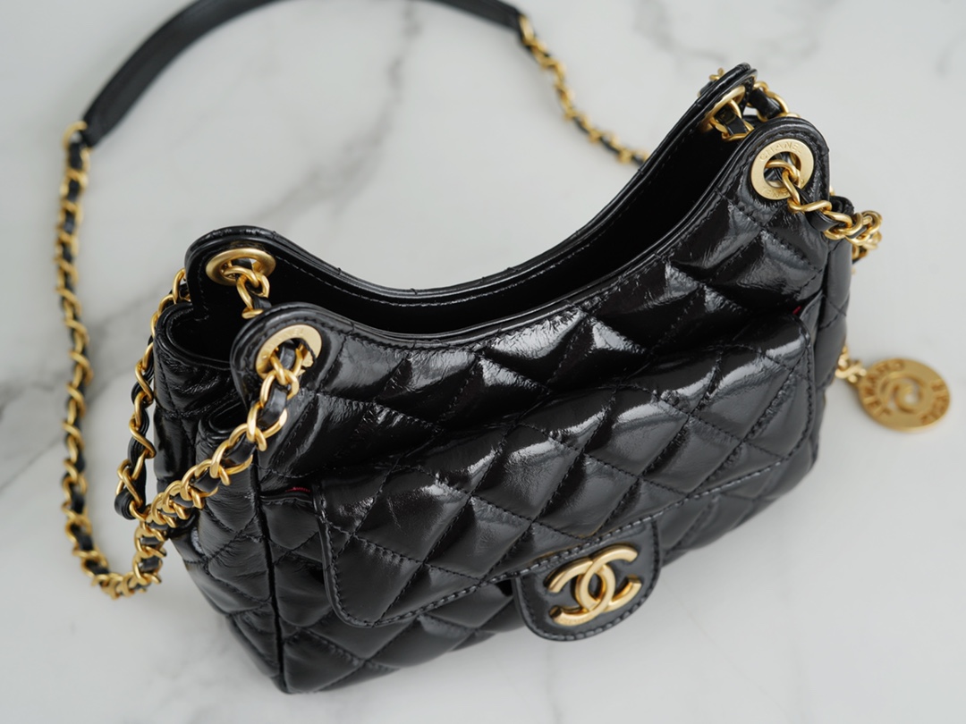 𝗖𝗛𝗔𝗡𝗘𝗟✦23𝑪 Early Spring Resort Collection Bright crinkled calfskin with gold metal Wave bag Black Small