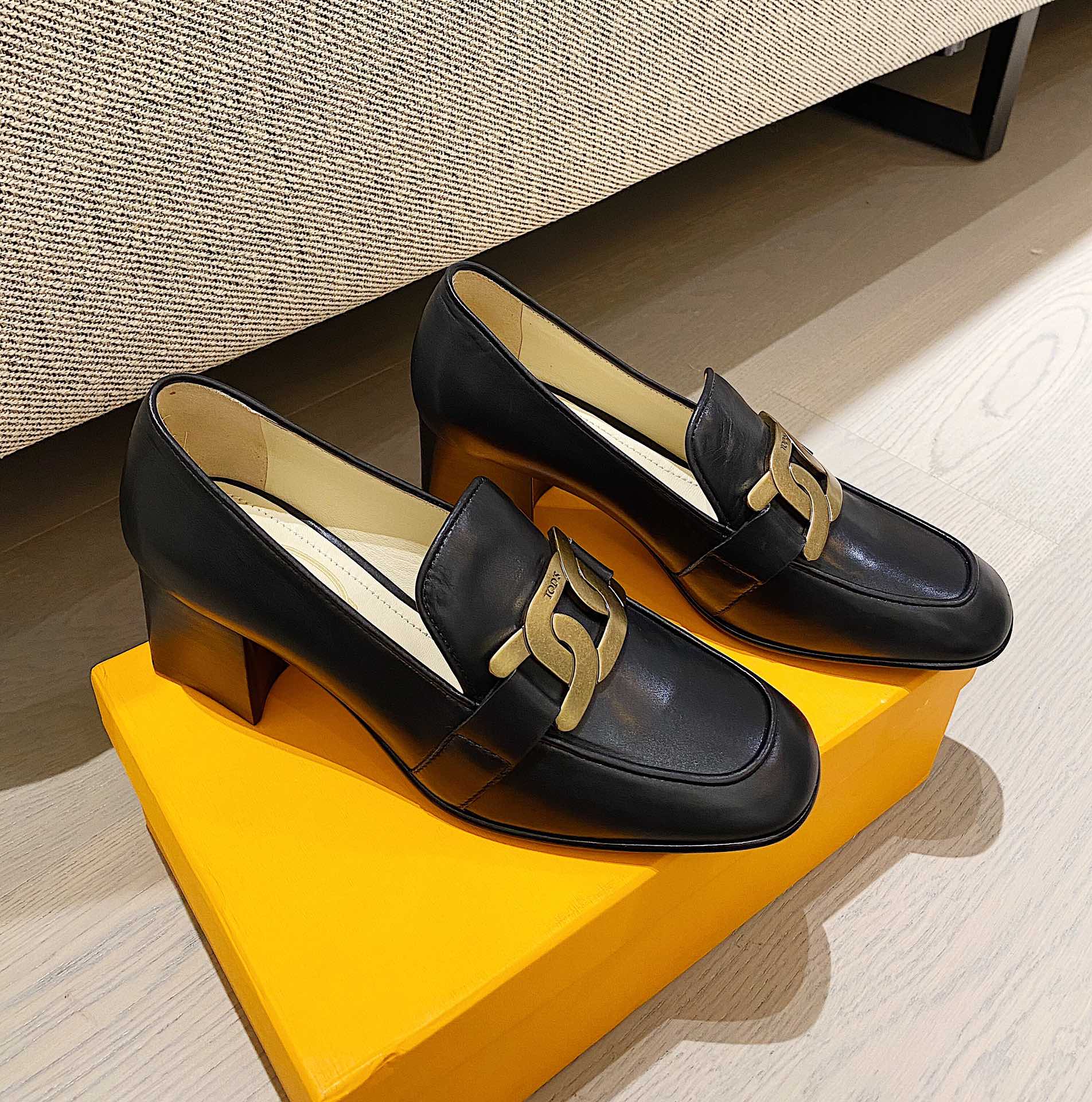 TOD'S 𝙏𝙊𝘿𝙎 2020 autumn and winter new coarse heel twist buckle Le Fu shoes ✔️ coarse heel also arranged on