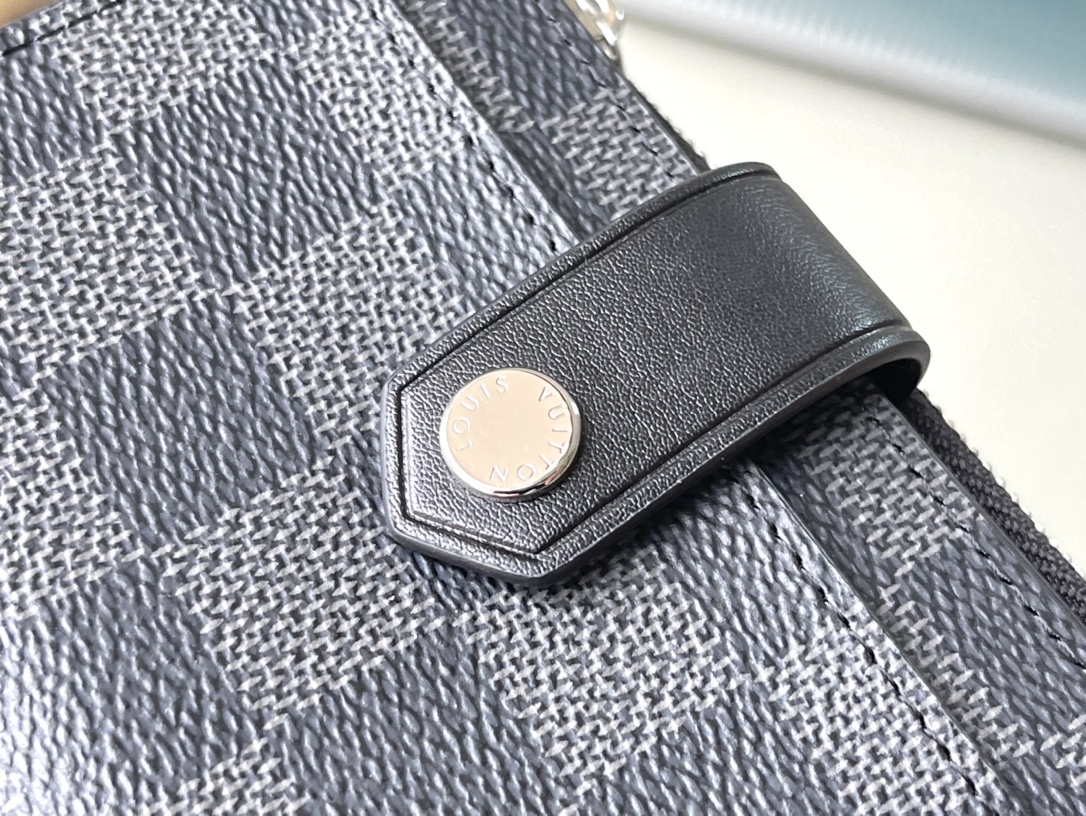 𝐋𝐎𝐔𝐈𝐒 𝐕𝐔𝐈𝐓𝐓𝐎𝐍  N60451