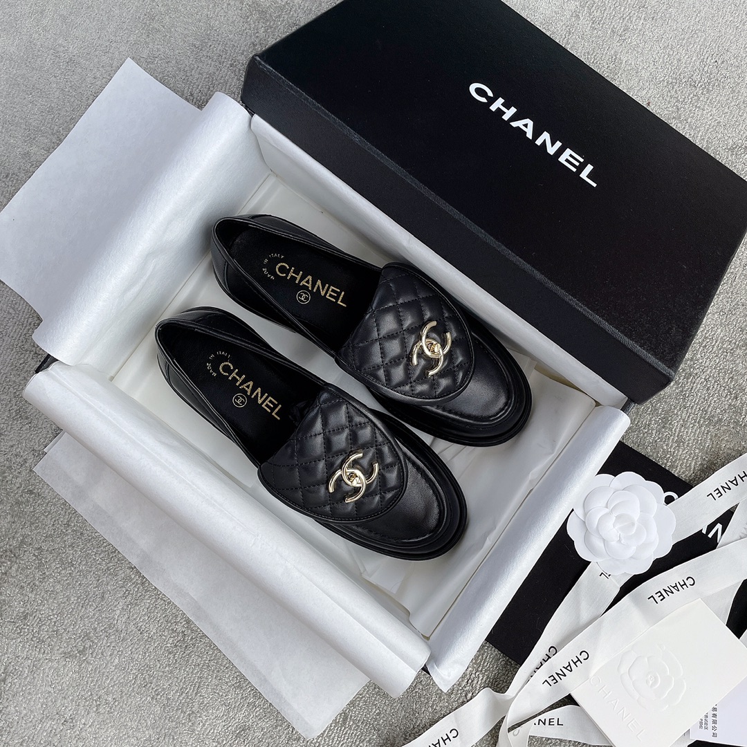 CHANEL a little retro with a flip-flop design through the dye leather sole