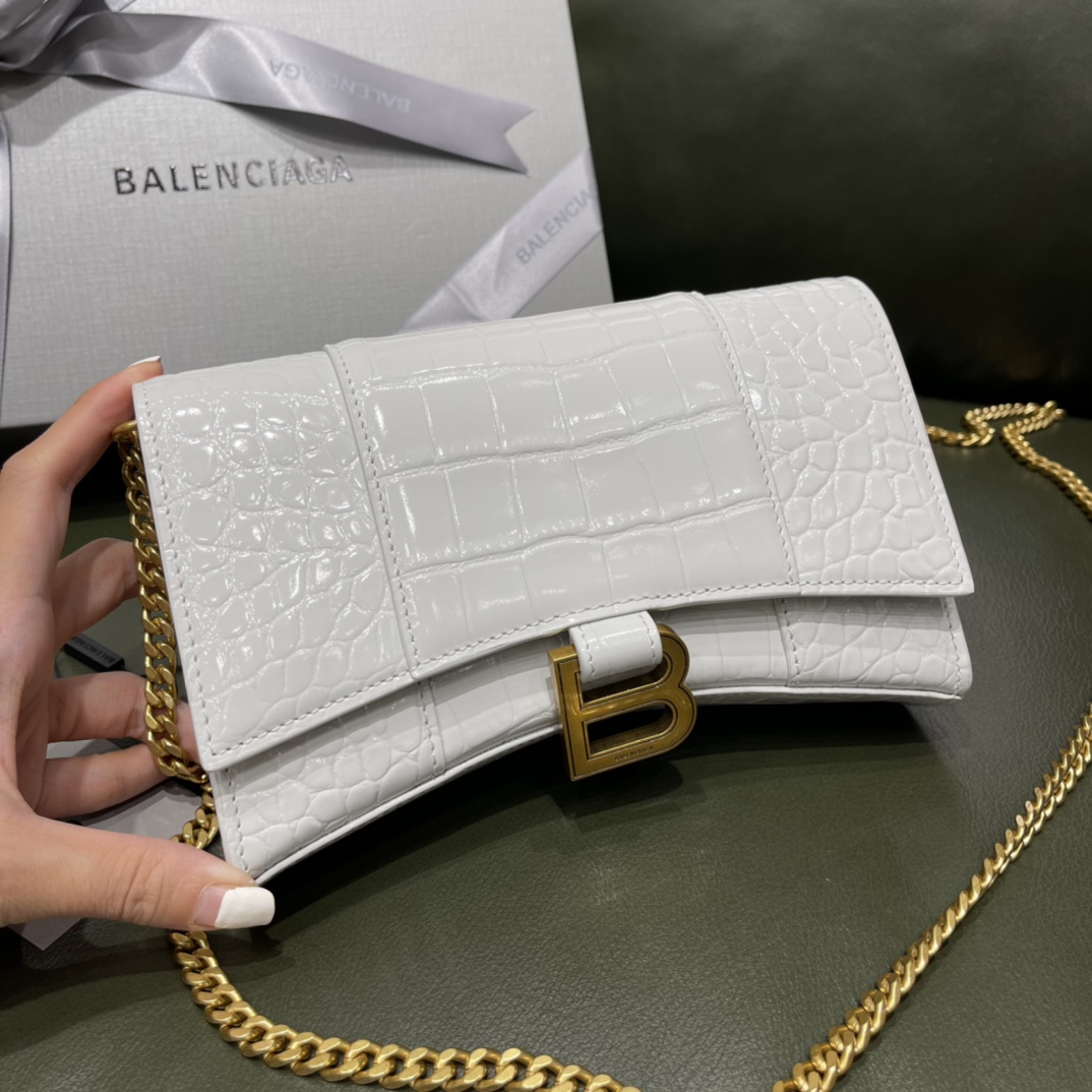 BALENCIAGA 𝐇𝐨𝐮𝐫𝐠𝐥𝐚𝐬𝐬 𝐰𝐚𝐥𝐥𝐞𝐭 𝐨𝐧 𝐜𝐡𝐚𝐢𝐧 ⏳ ▪️ crocodile print white gold buckle